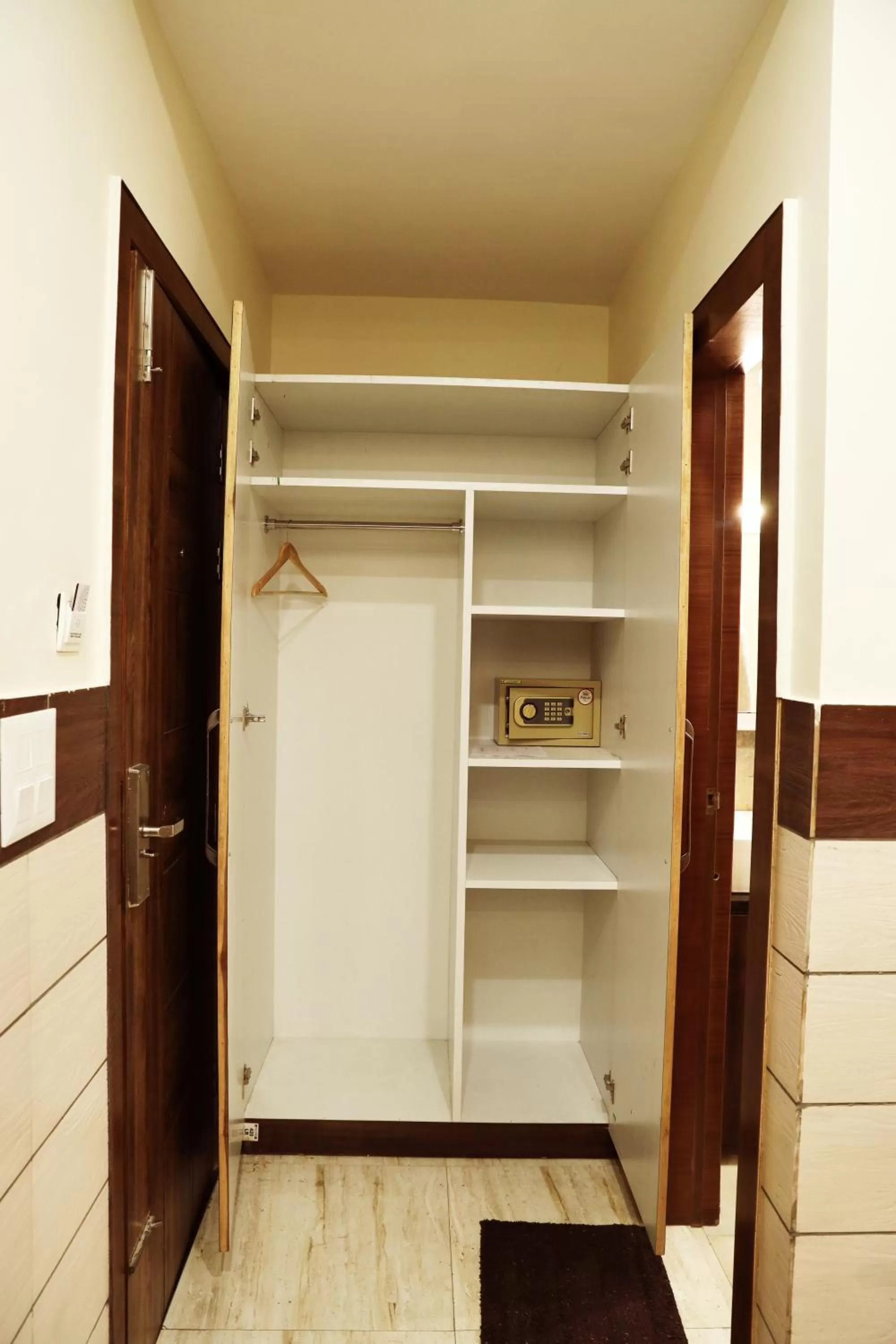 wardrobe in Hotel Vasdaa Grand