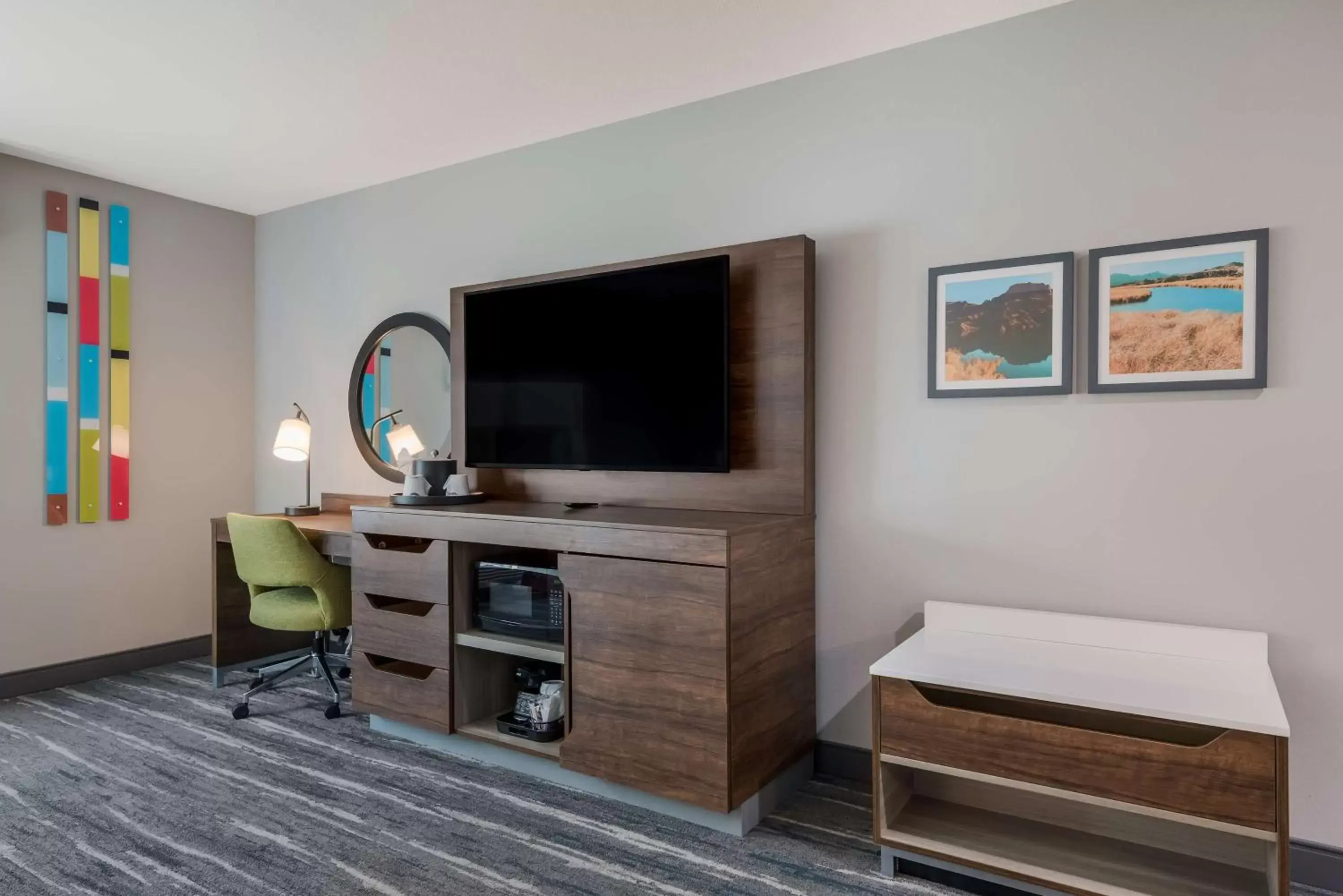 Bedroom, TV/Entertainment Center in Hampton Inn By Hilton Williams