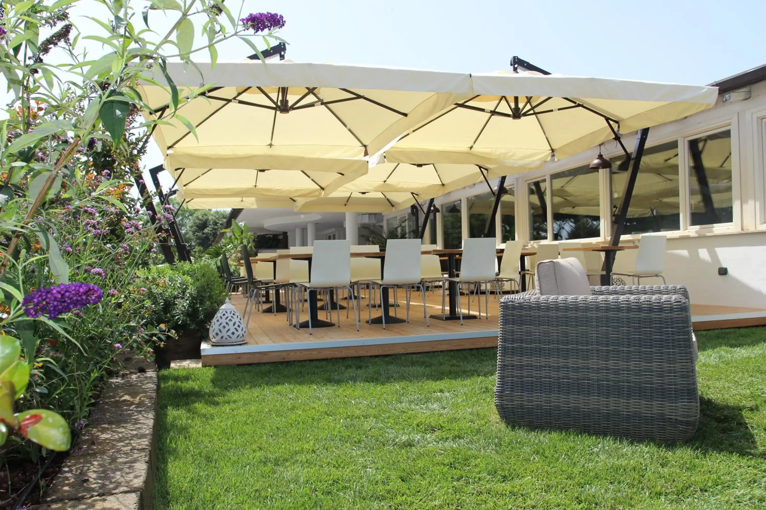 Patio in Love & Fama Hotel