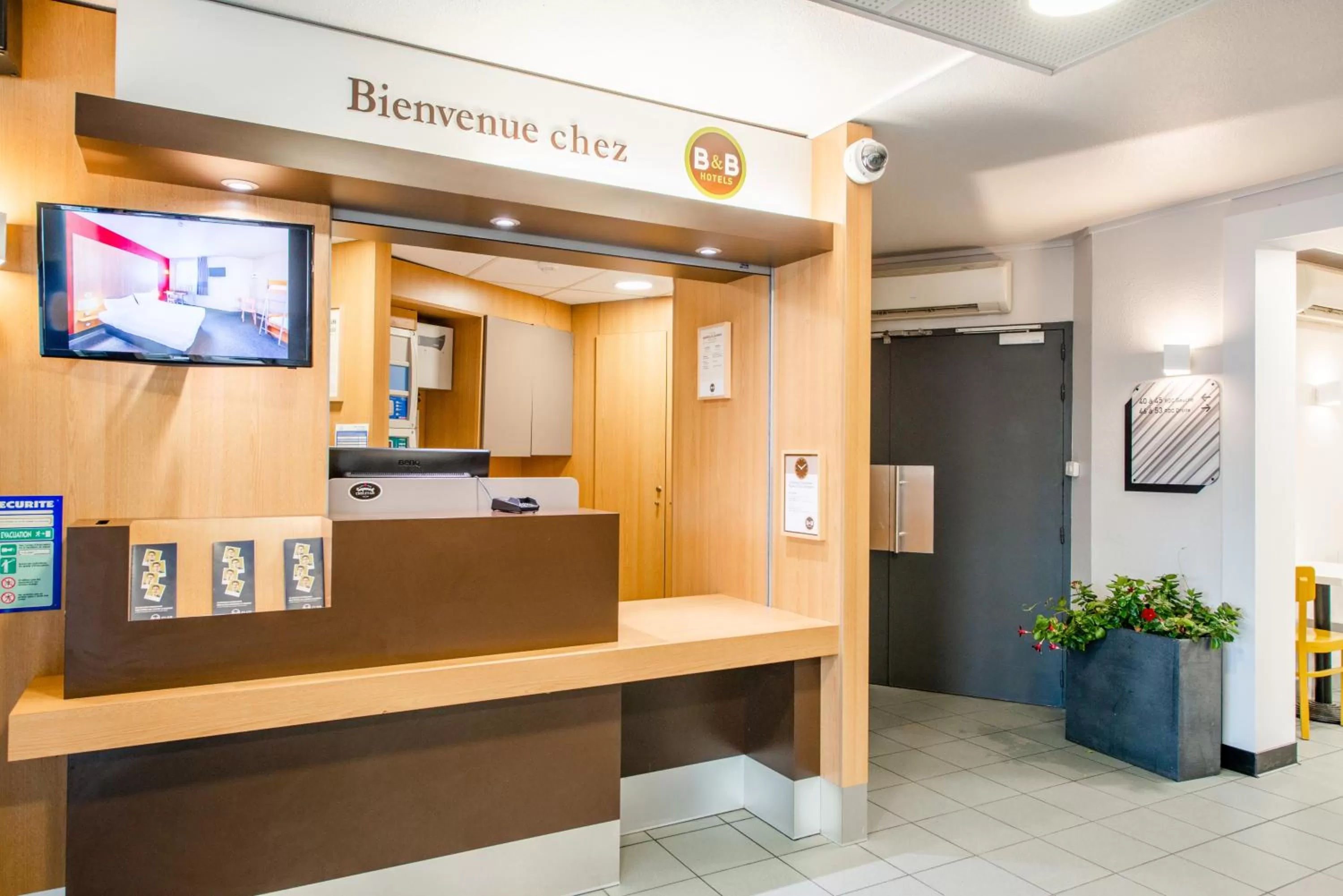 Lobby or reception in B&B HOTEL Cholet Sud