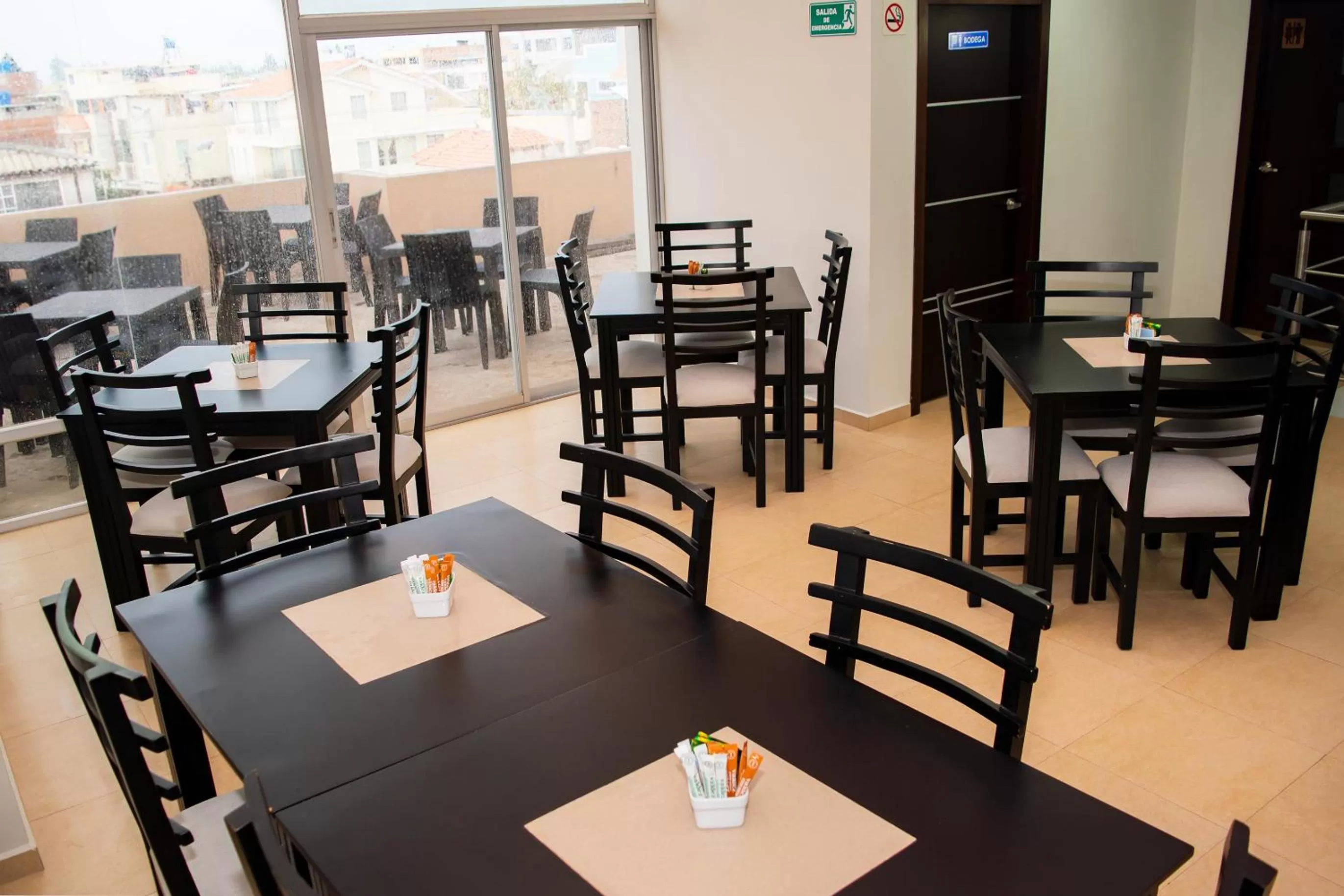 Restaurant/places to eat in Illari Hotel