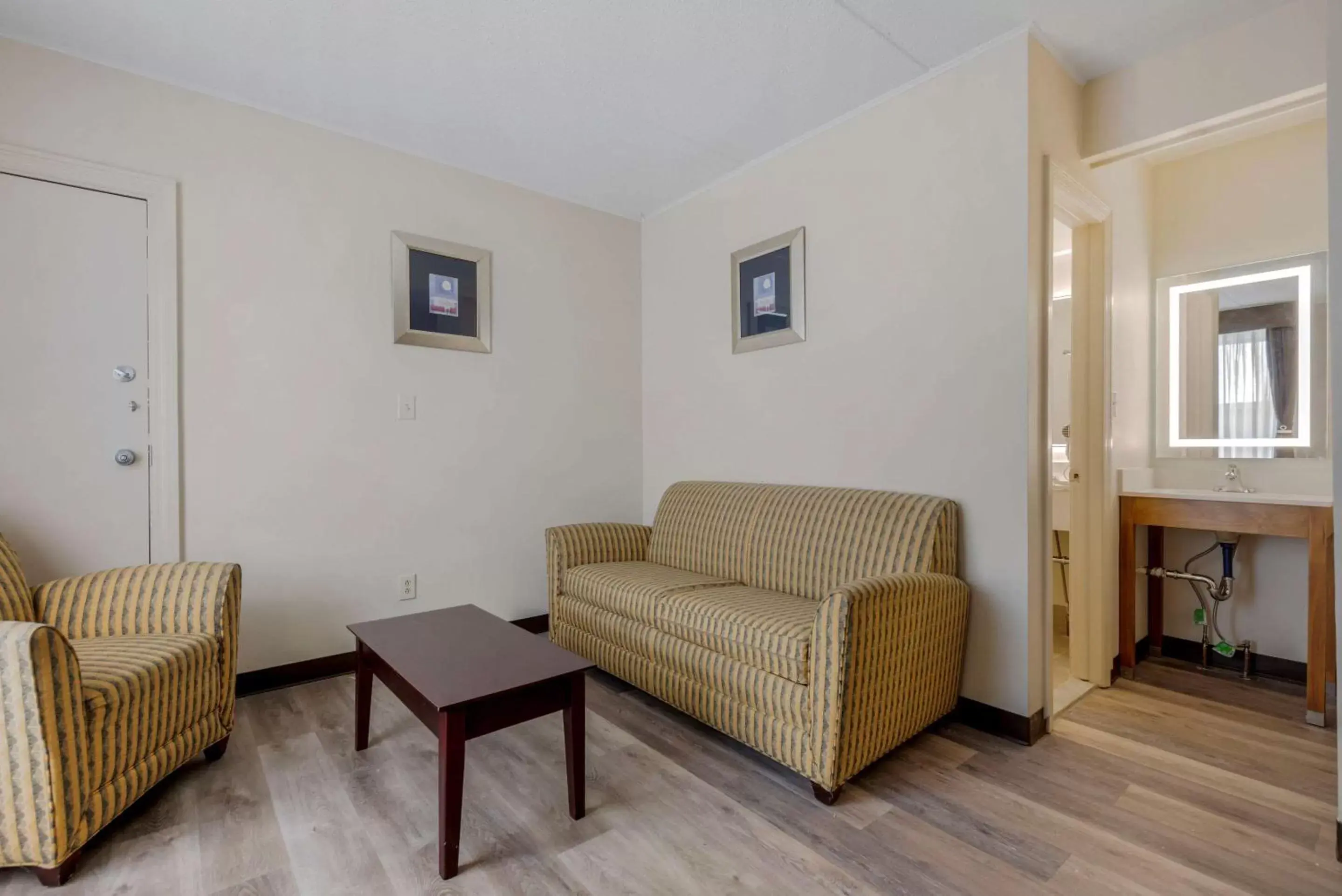 Bedroom, Seating Area in Quality Inn & Suites New Hartford - Utica