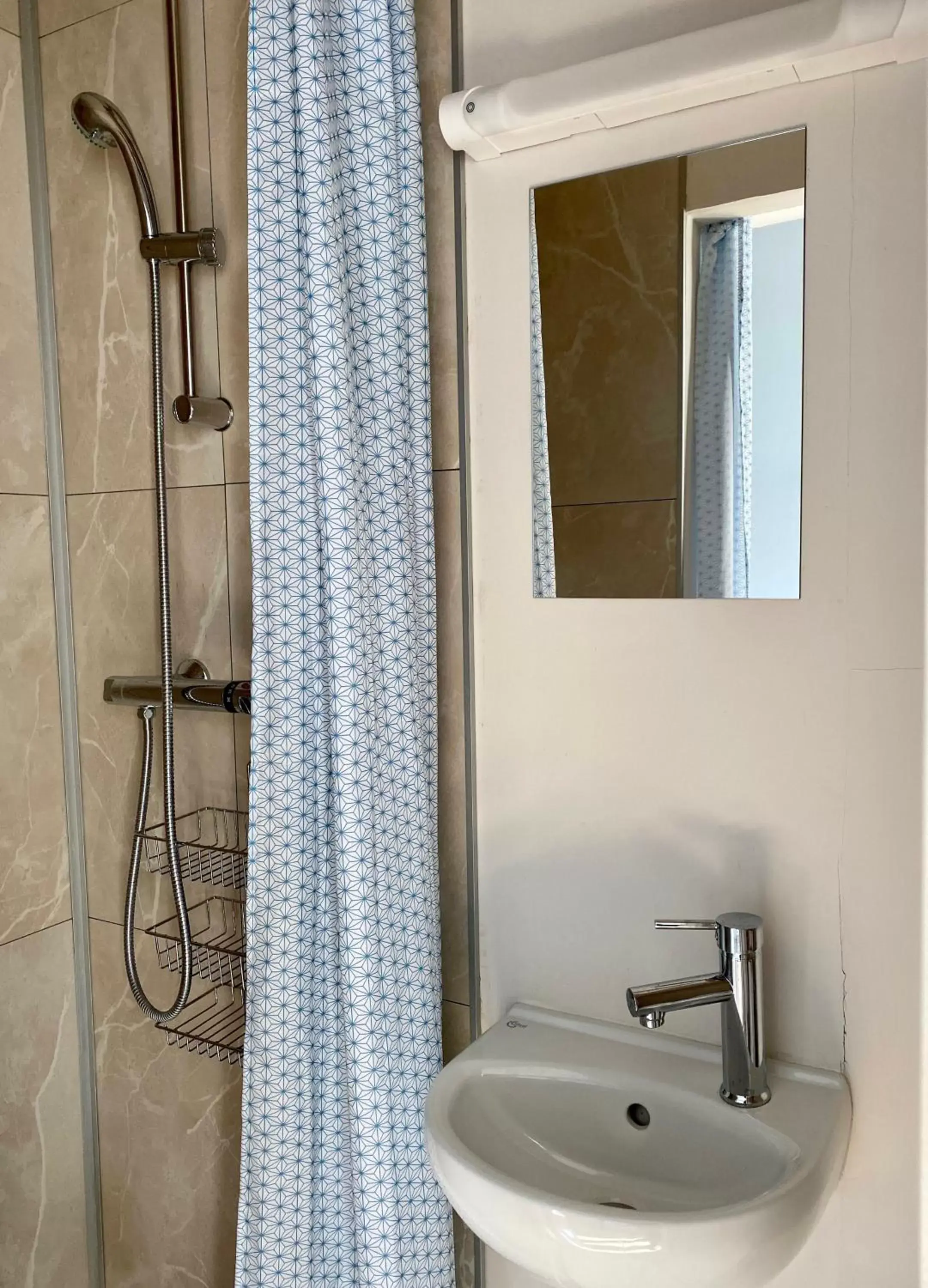 Shower, Bathroom in Appart L'Escale en bord de mer