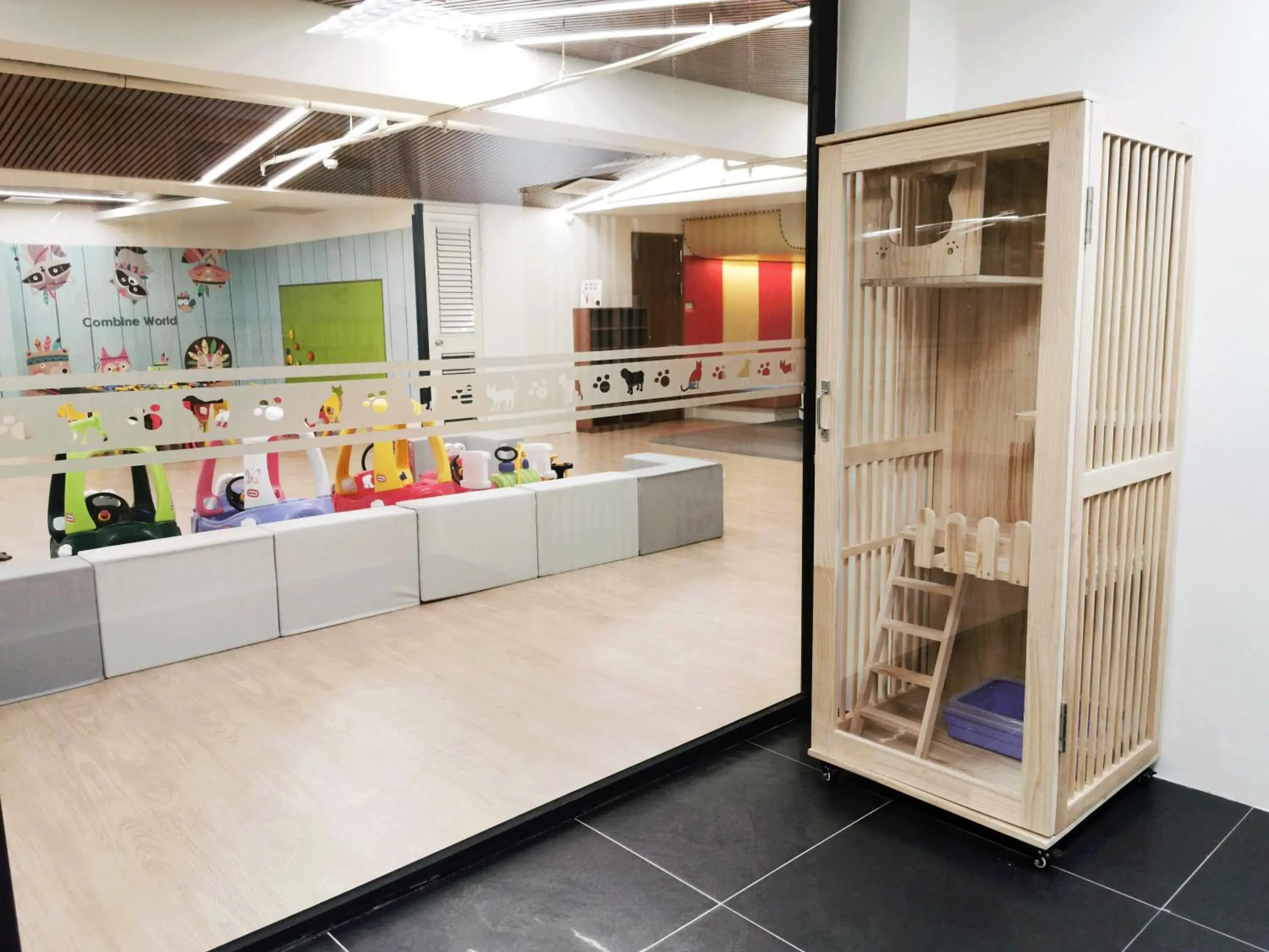 Animals, Kitchen/Kitchenette in Azure Hotel