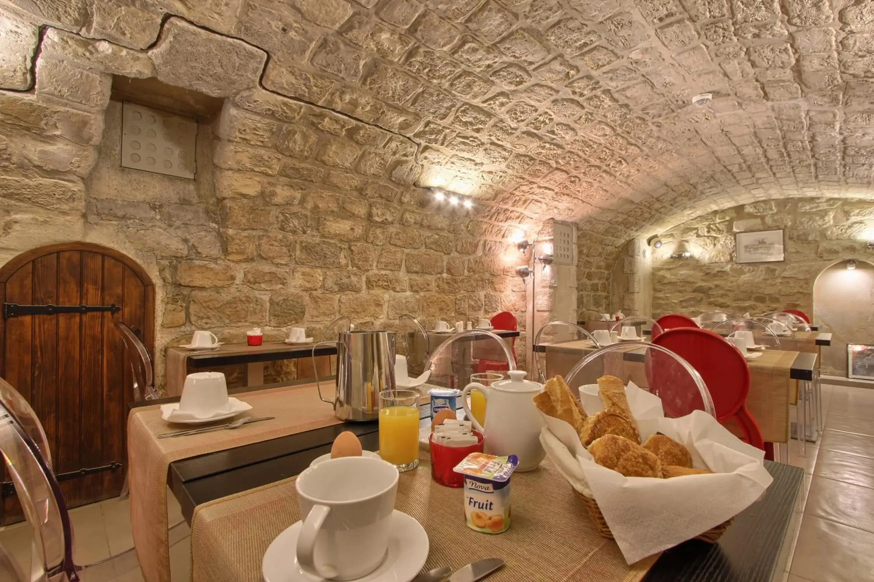 Restaurant/Places to Eat in Villa Margaux Opéra Montmartre