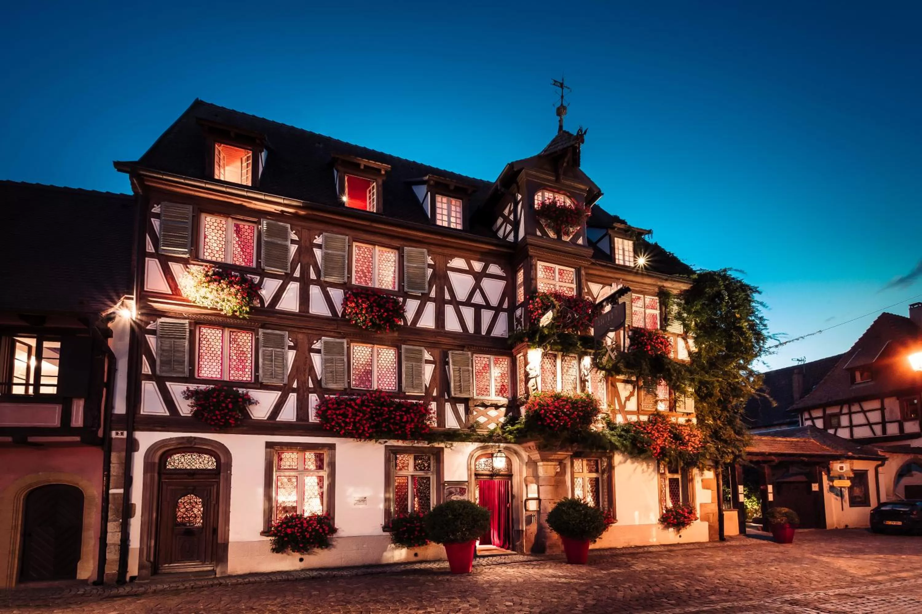 Property building in Hôtel des Deux Clefs