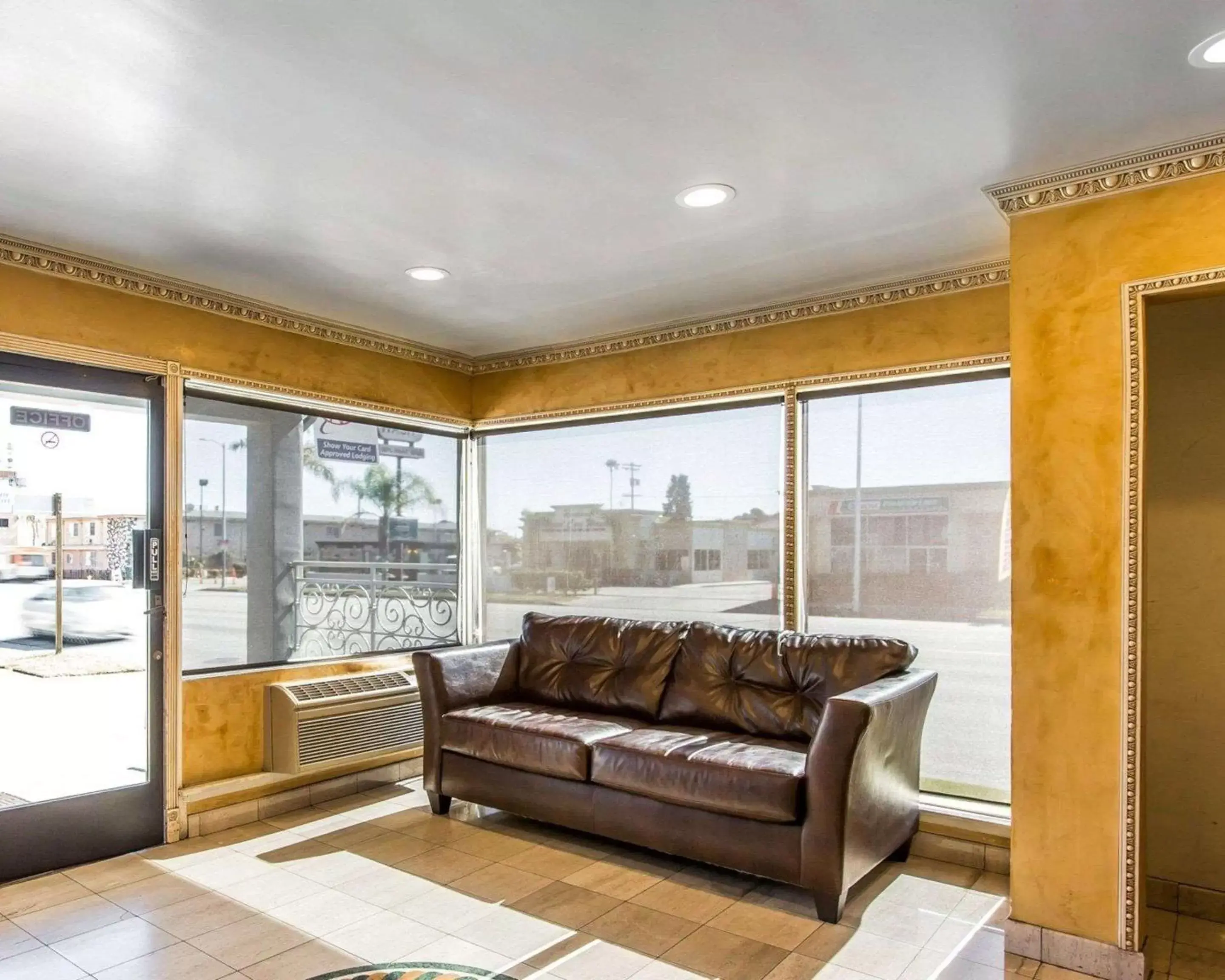 Lobby or reception, Seating Area in Rodeway Inn & Suites Pacific Coast Highway