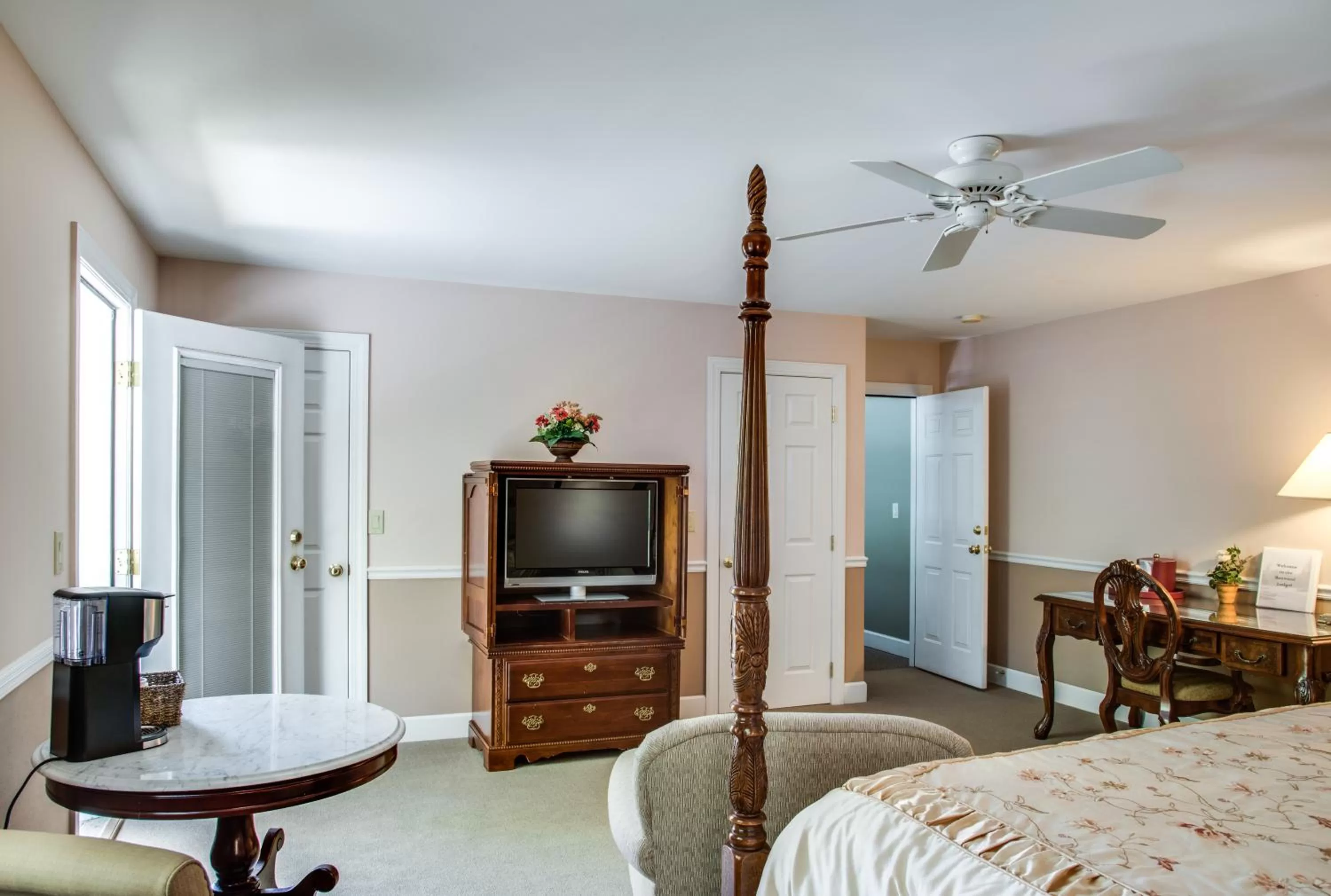 Bed in Boxwood Lodge Blowing Rock near Boone-University