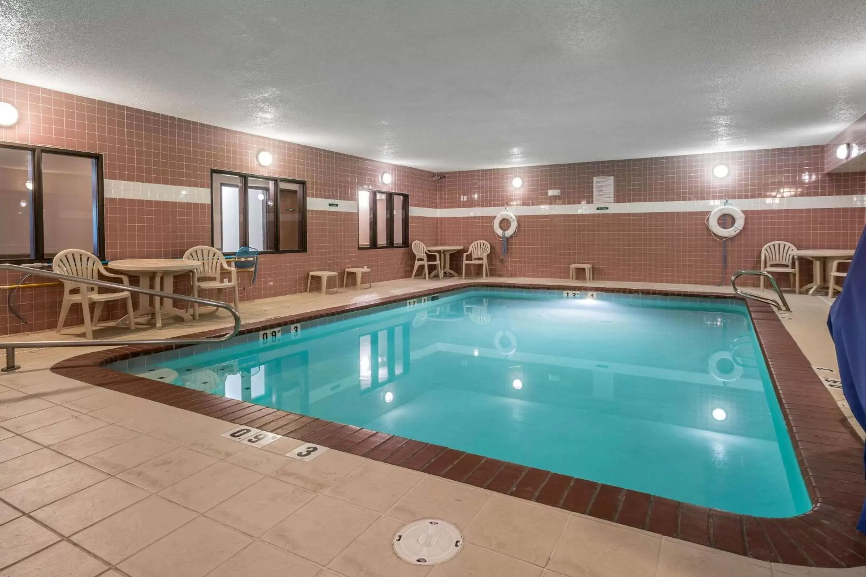 On site, Swimming Pool in Comfort Inn Lacey - Olympia