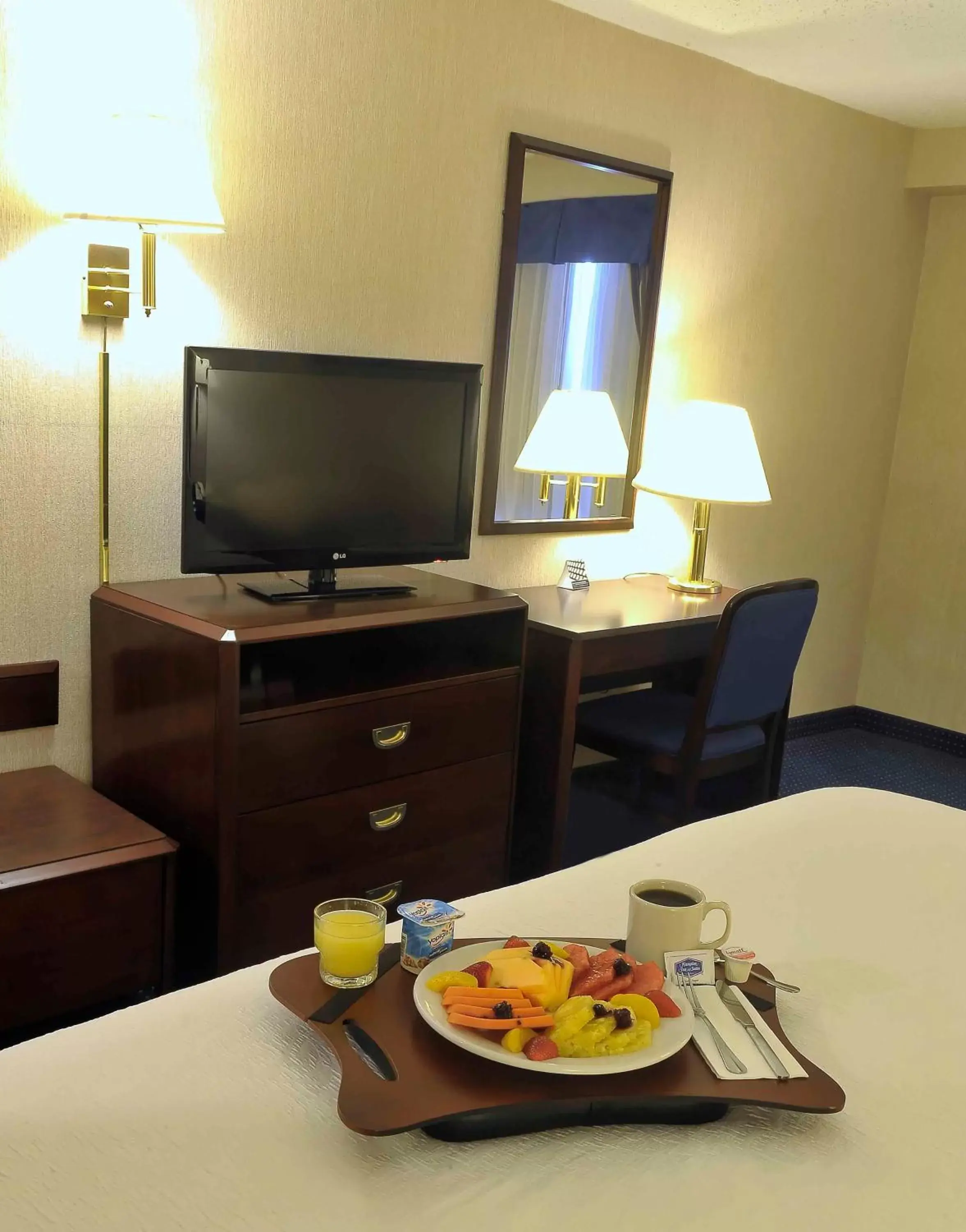 Bed, TV/Entertainment Center in Wyndham Garden Monterrey Norte