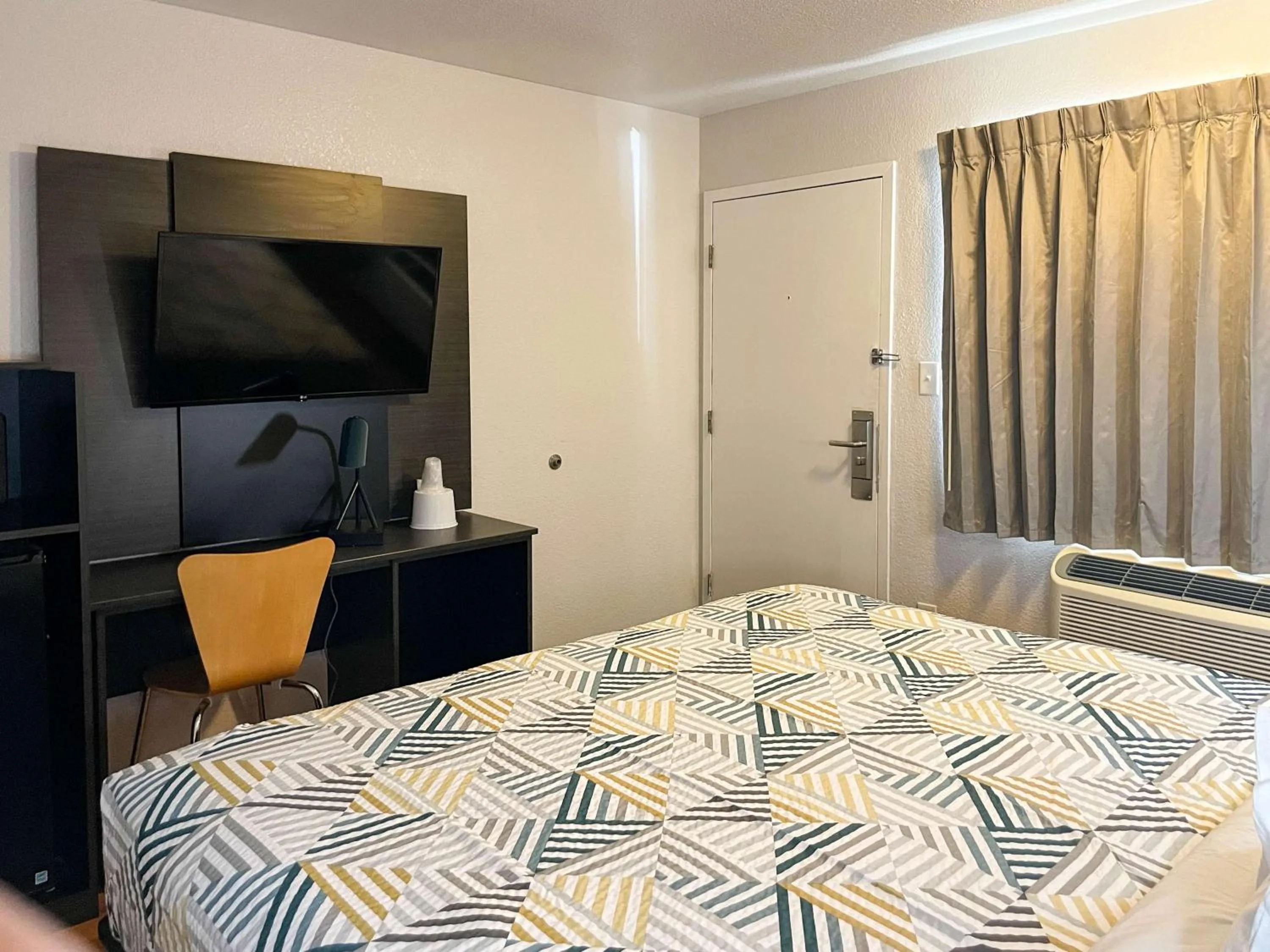 King Room - Non-Smoking in Motel 6 Cheyenne