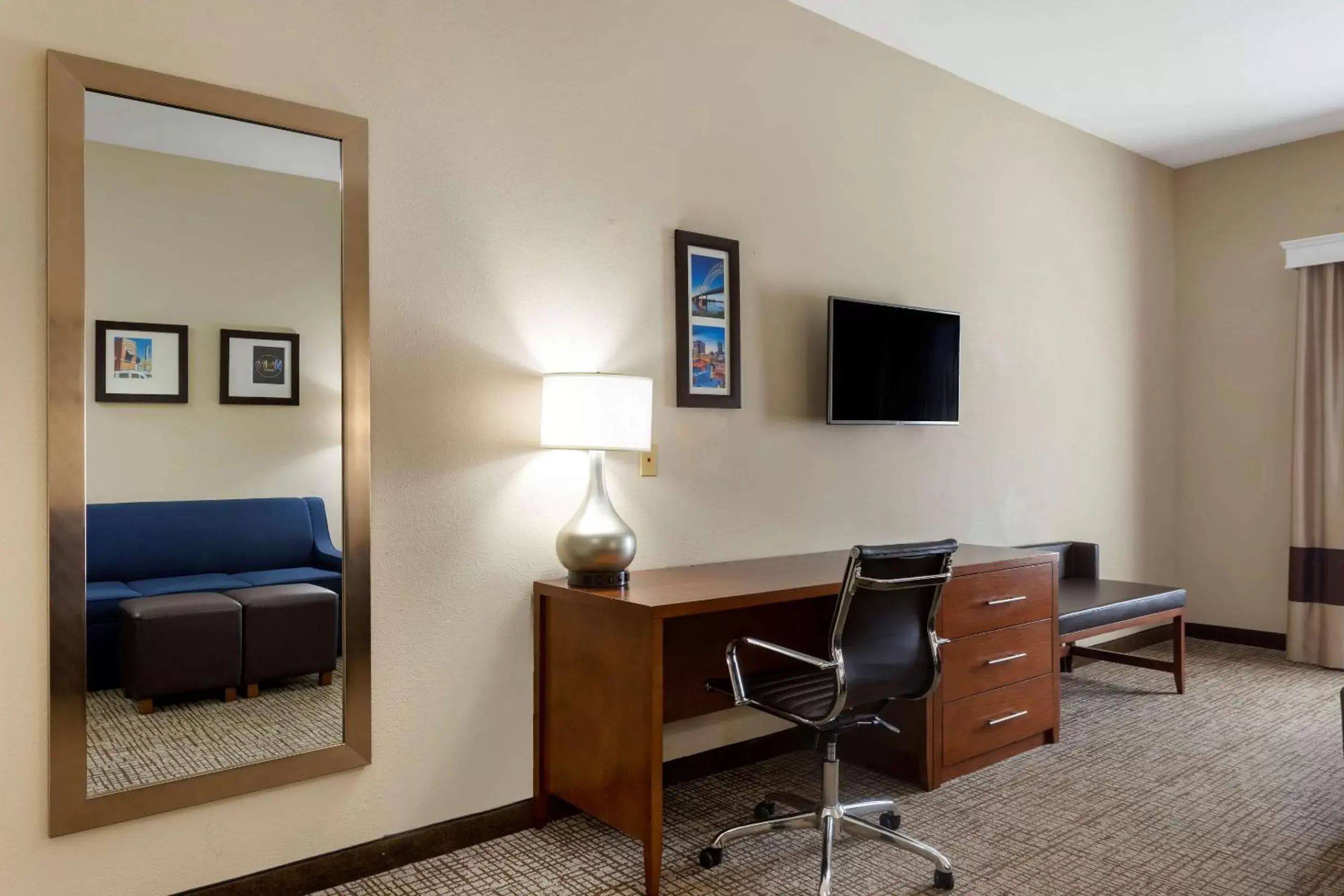 Photo of the whole room, TV/Entertainment Center in Comfort Inn Marion