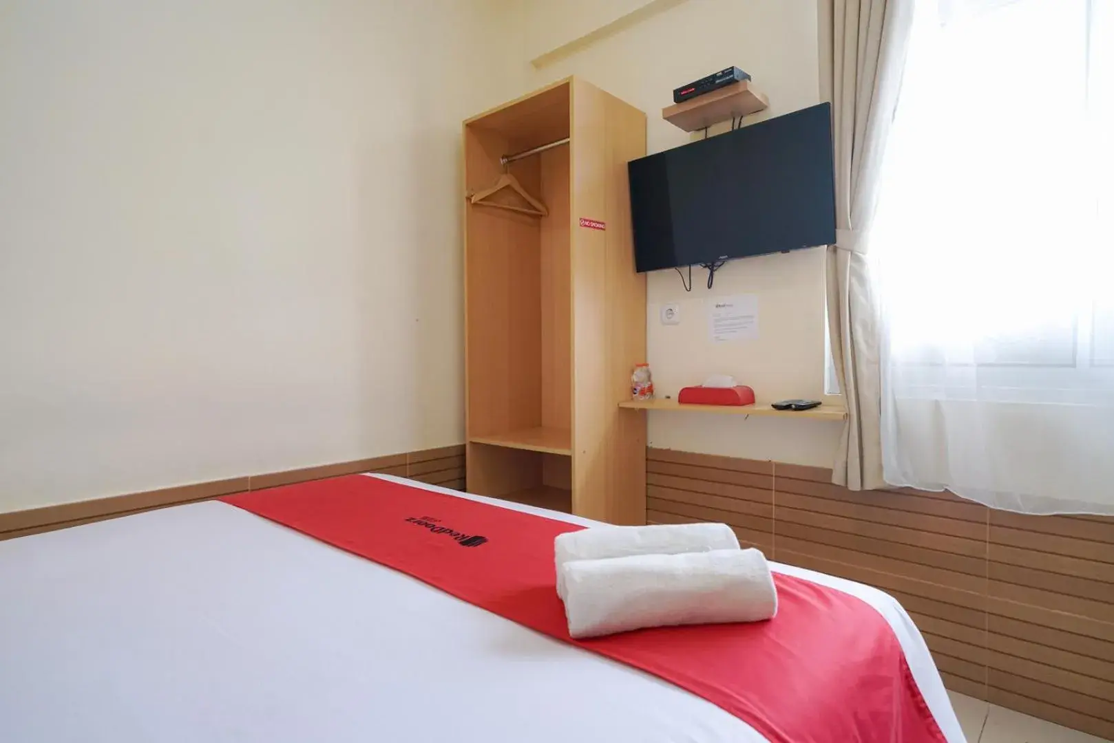 Bedroom, TV/Entertainment Center in RedDoorz near Exit Toll Sirkuit Sentul