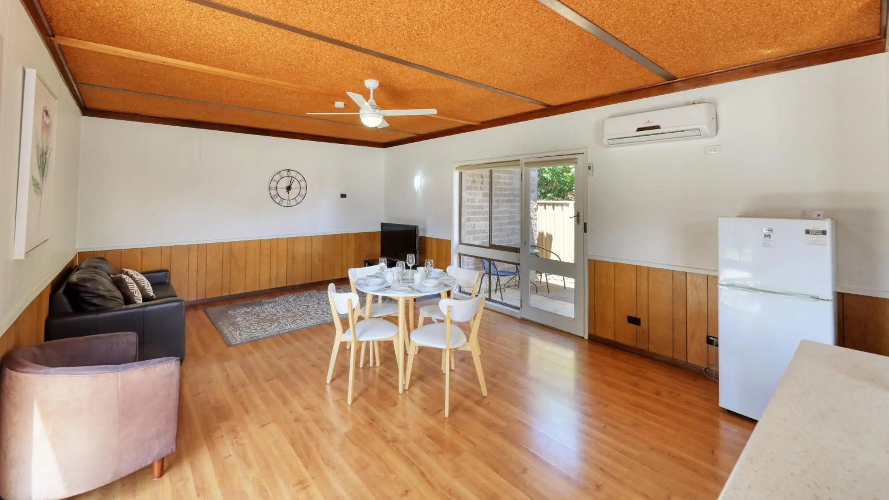 Dining Area in Motel Meneres