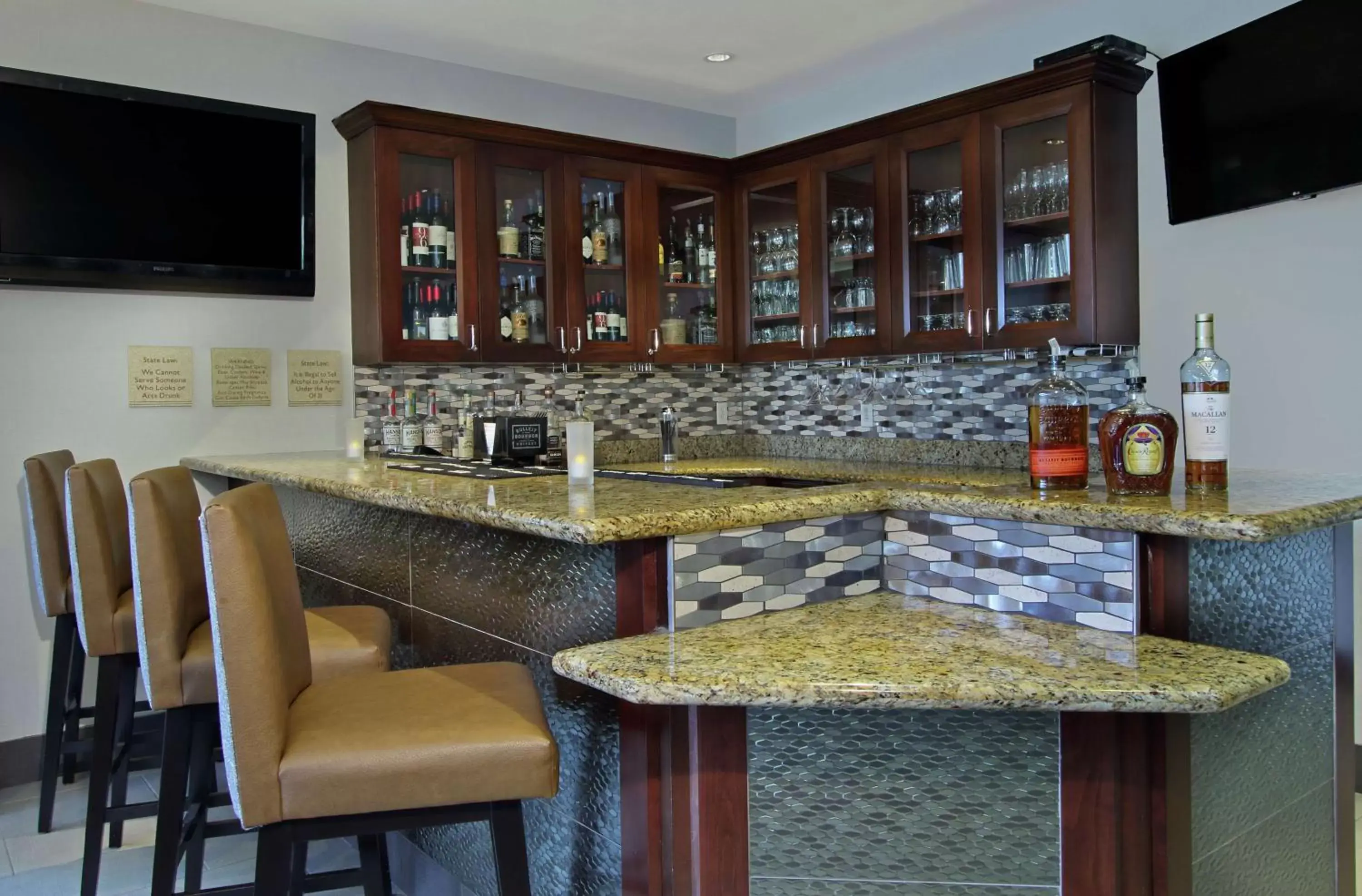 Dining area, Lounge/Bar in Hilton Garden Inn Sonoma County Airport