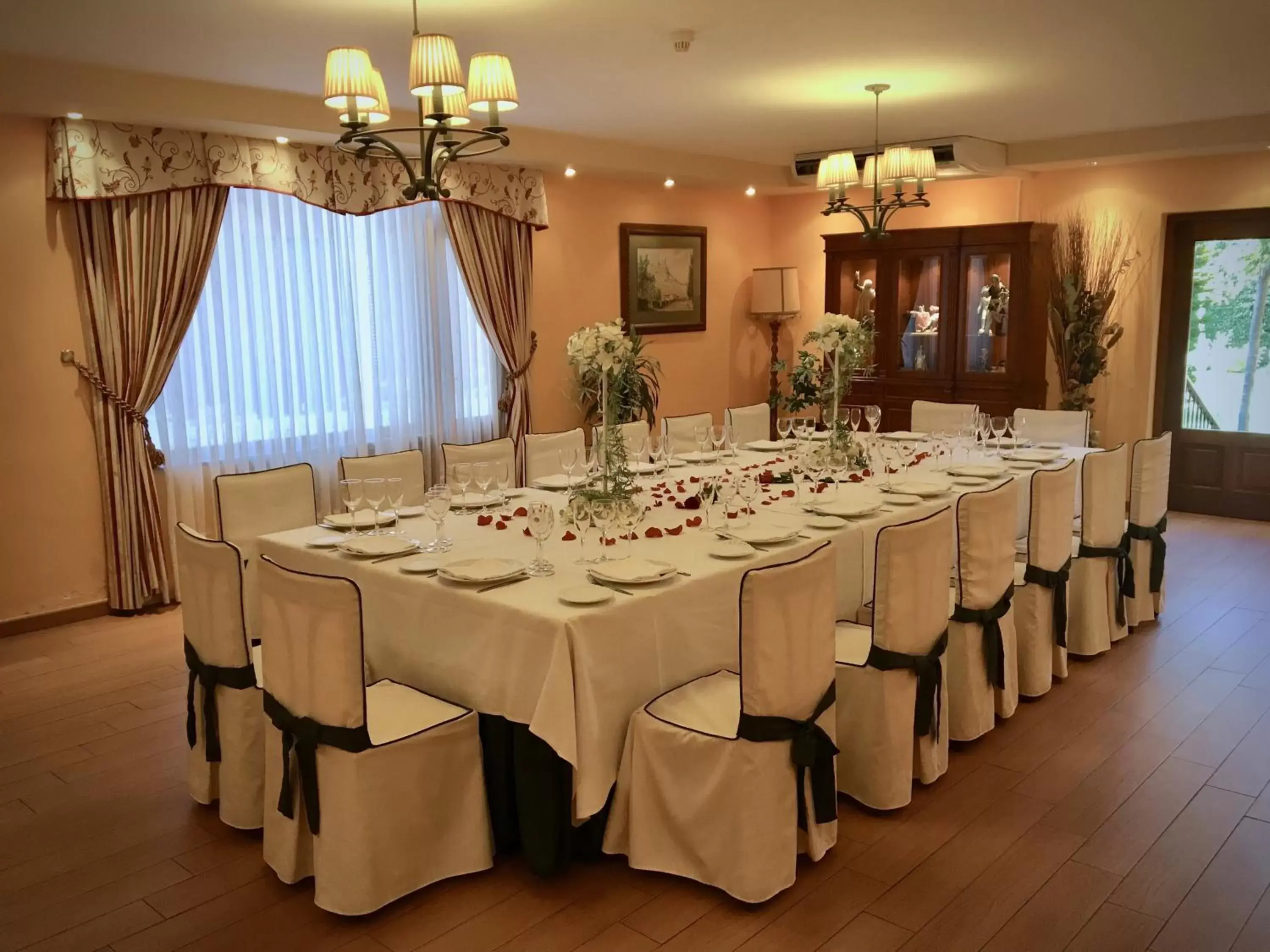 Restaurant/places to eat, Banquet Facilities in Hotel Valentin