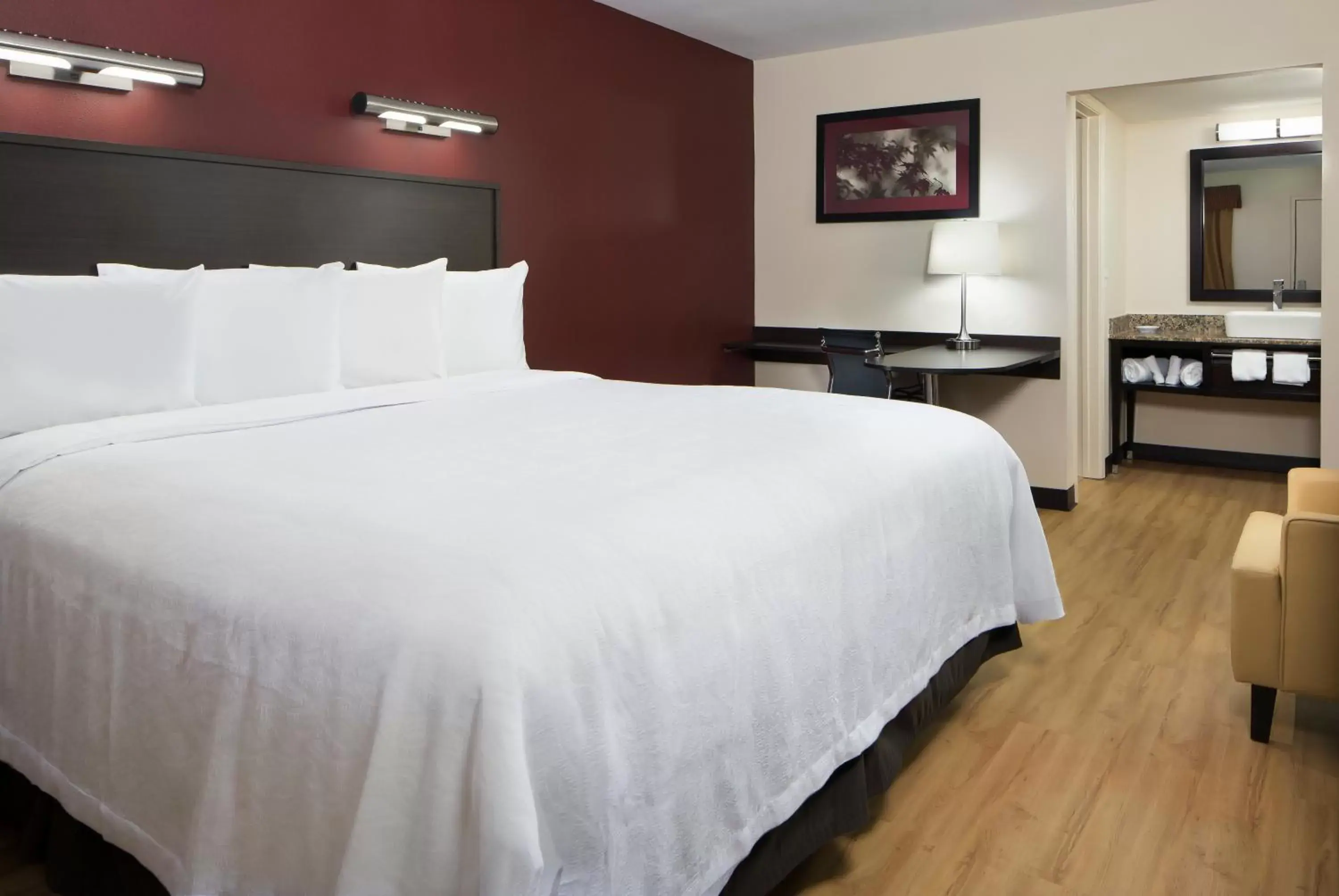 Photo of the whole room, Bed in Red Roof Inn PLUS+ Birmingham East – Irondale/Airport