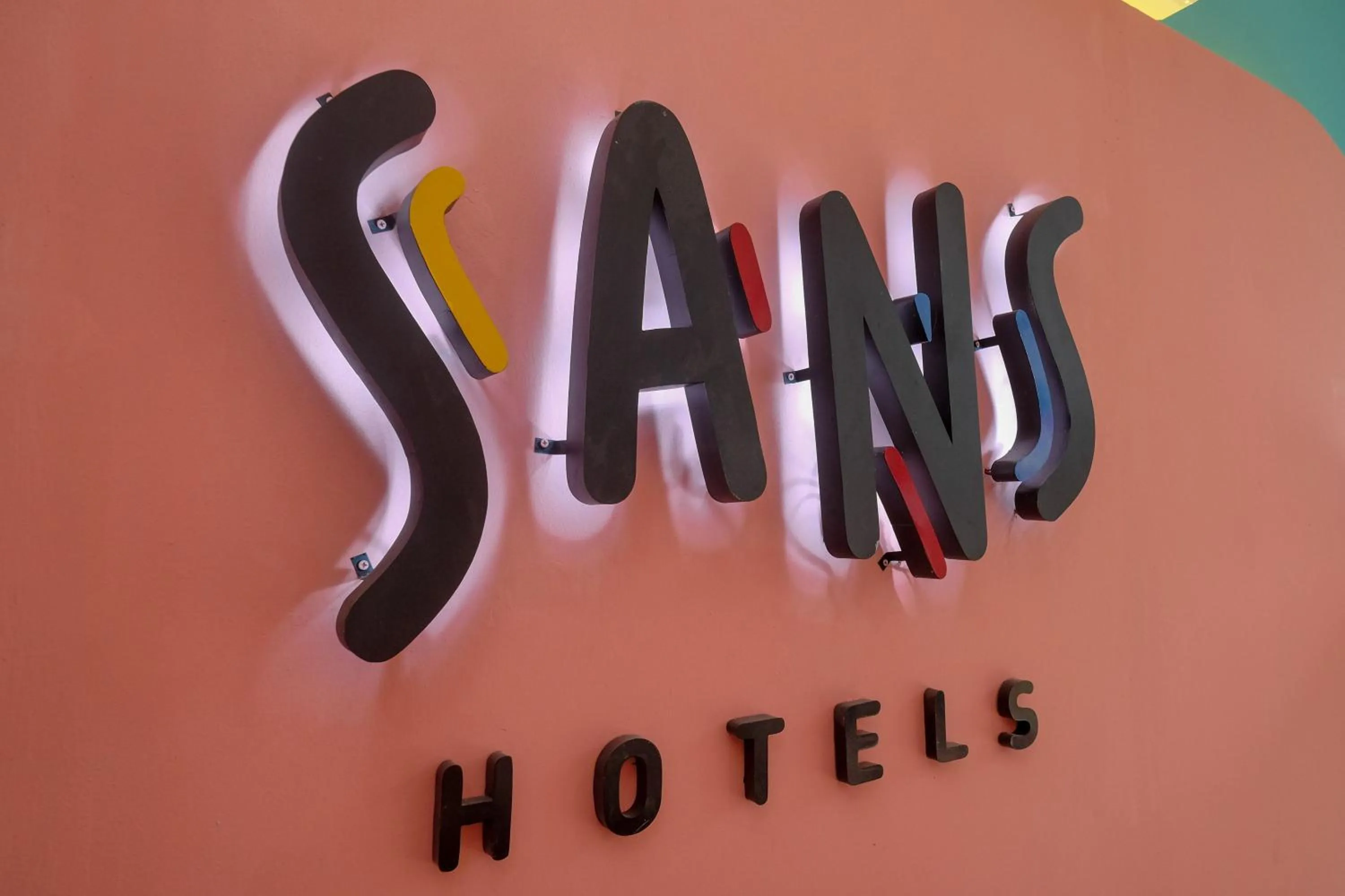 Property logo or sign in Sans Hotel Tiga Putri Semarang by RedDoorz