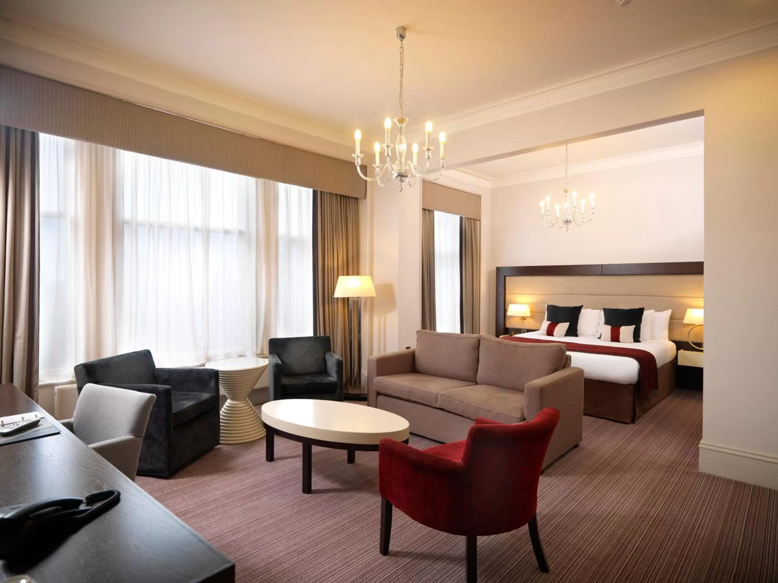 Bed, Seating Area in Mercure Aberdeen Caledonian Hotel