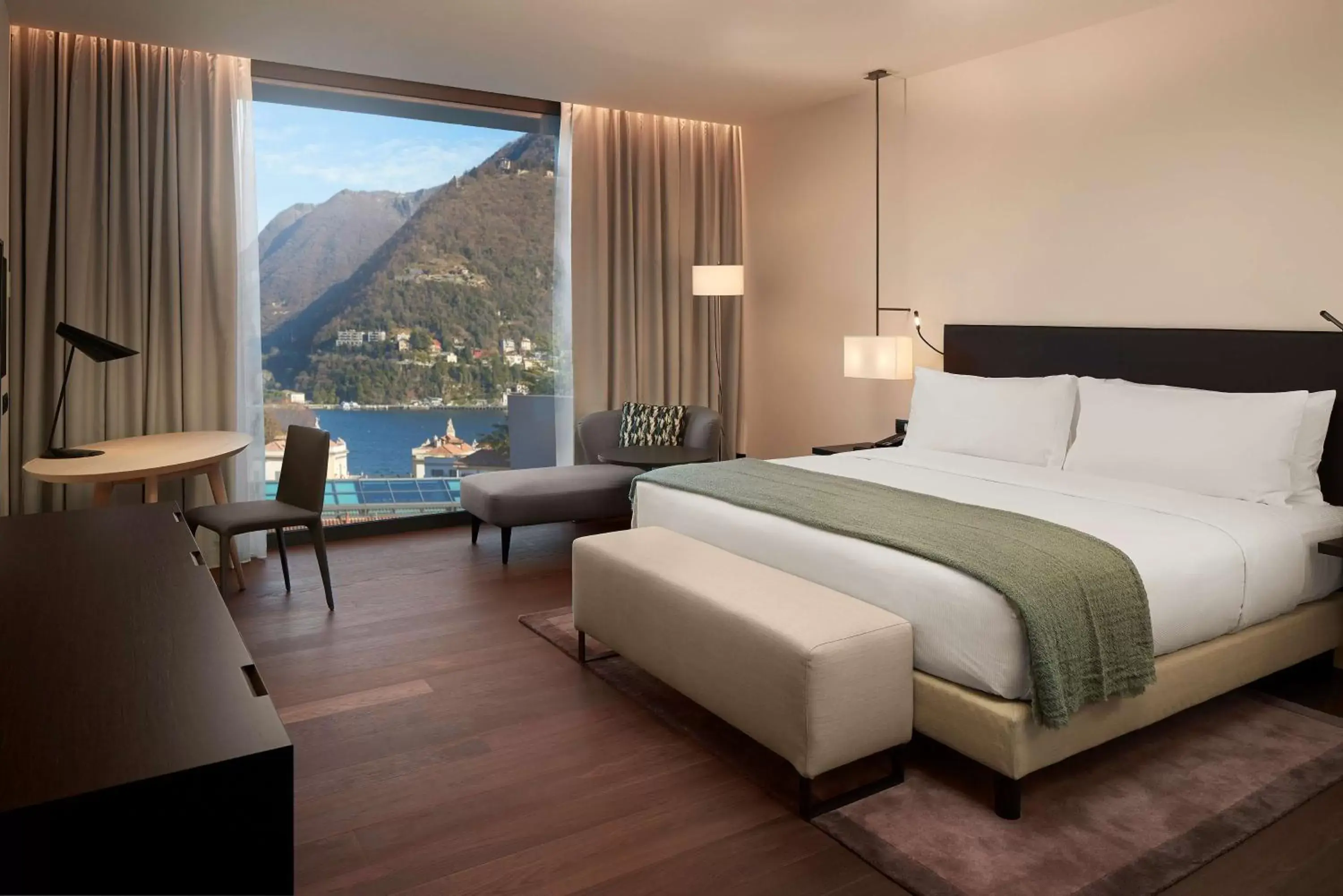 Bedroom, Mountain View in Hilton Lake Como