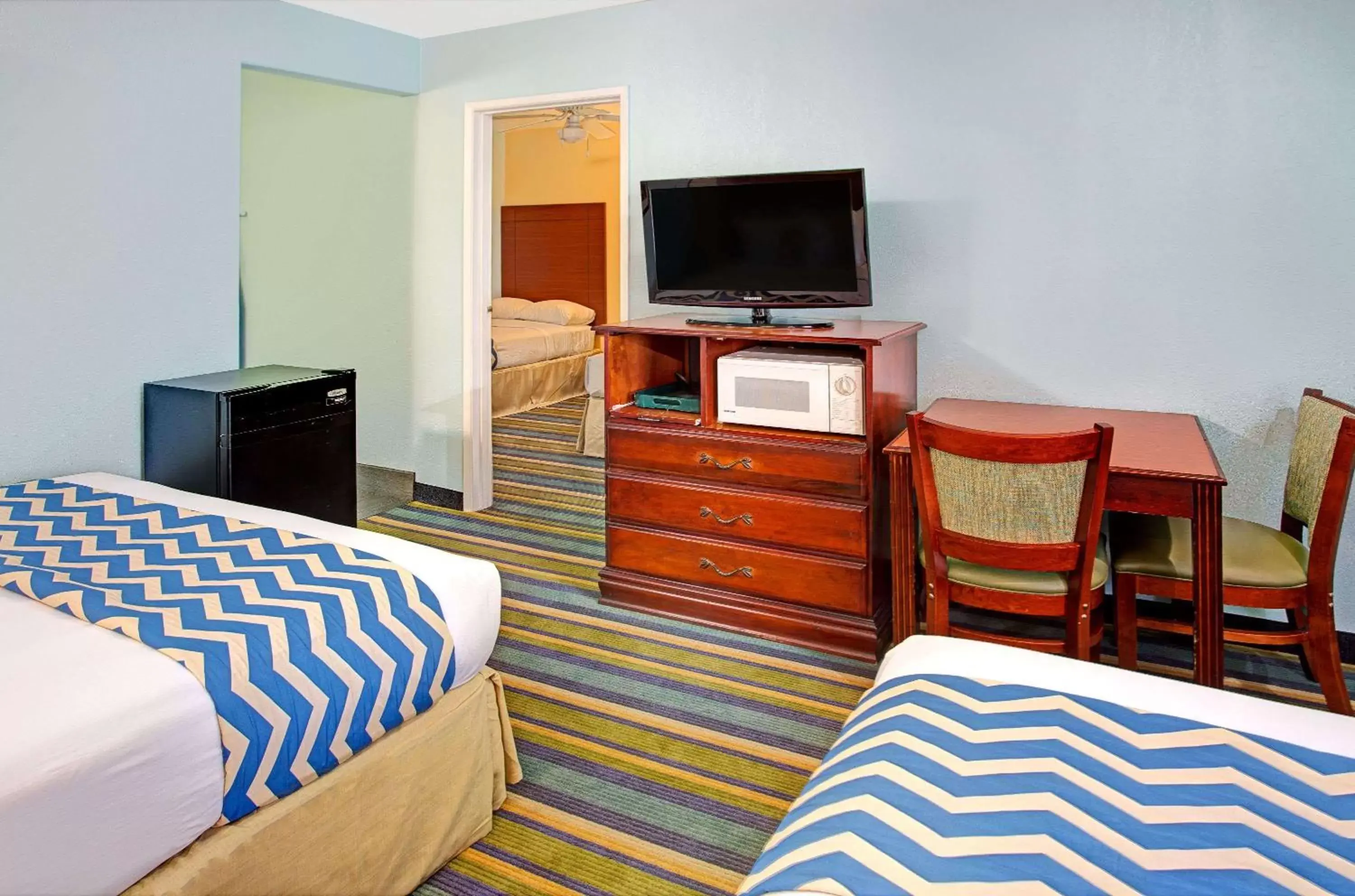 Photo of the whole room, TV/Entertainment Center in Travelodge by Wyndham Bishop