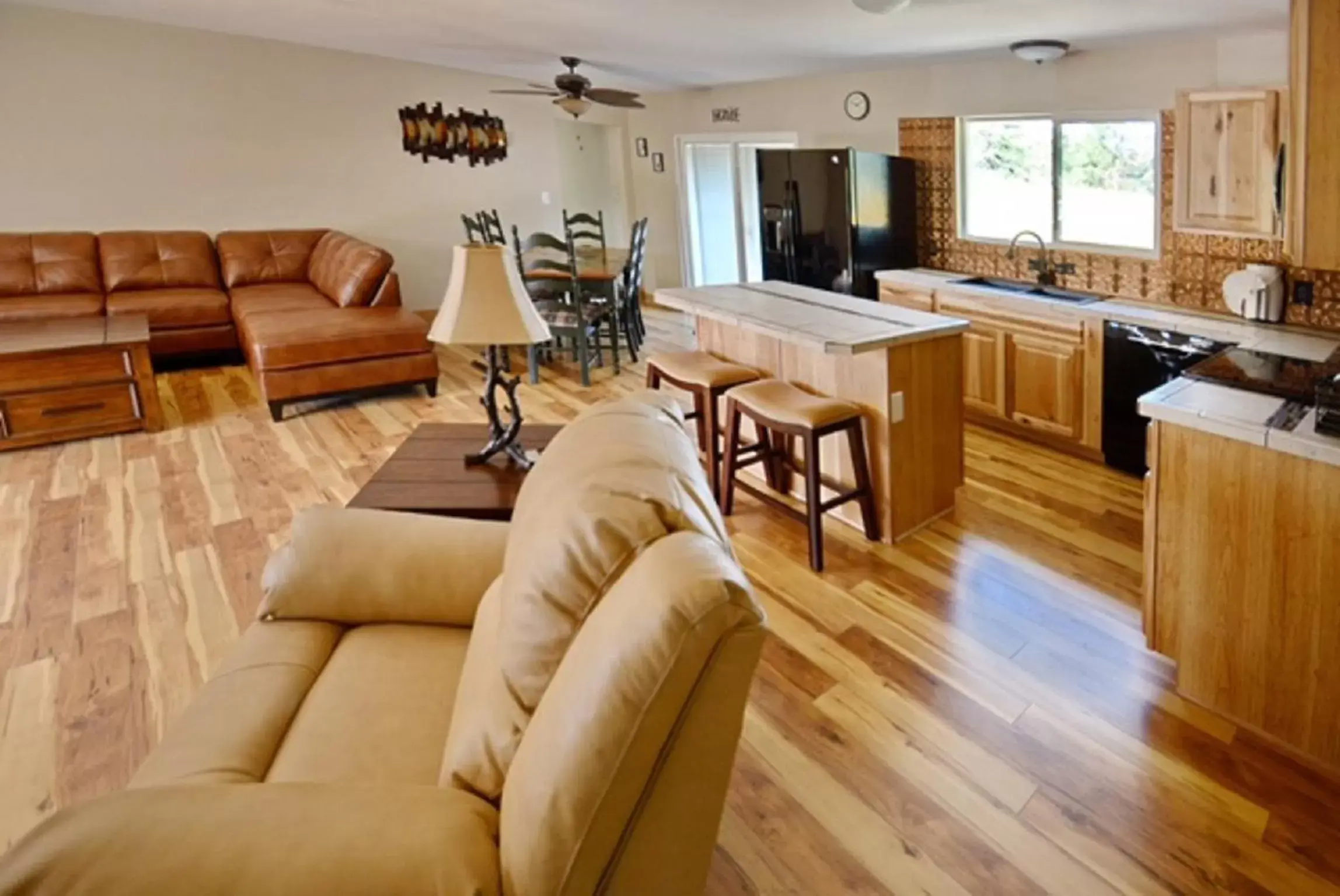 Kitchen or kitchenette, Seating Area in Murphy's Resort