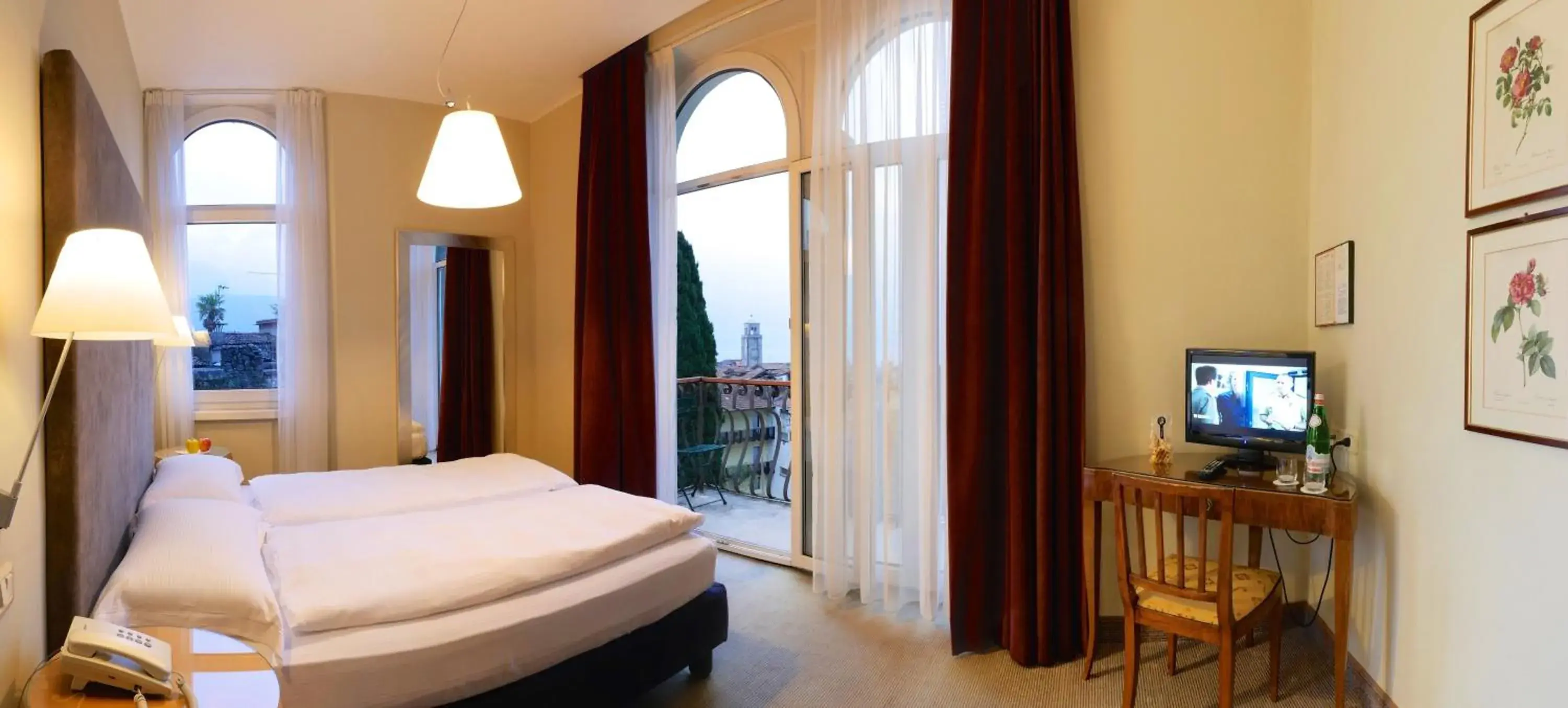 Lake view, Bed in Hotel Villa Miravalle