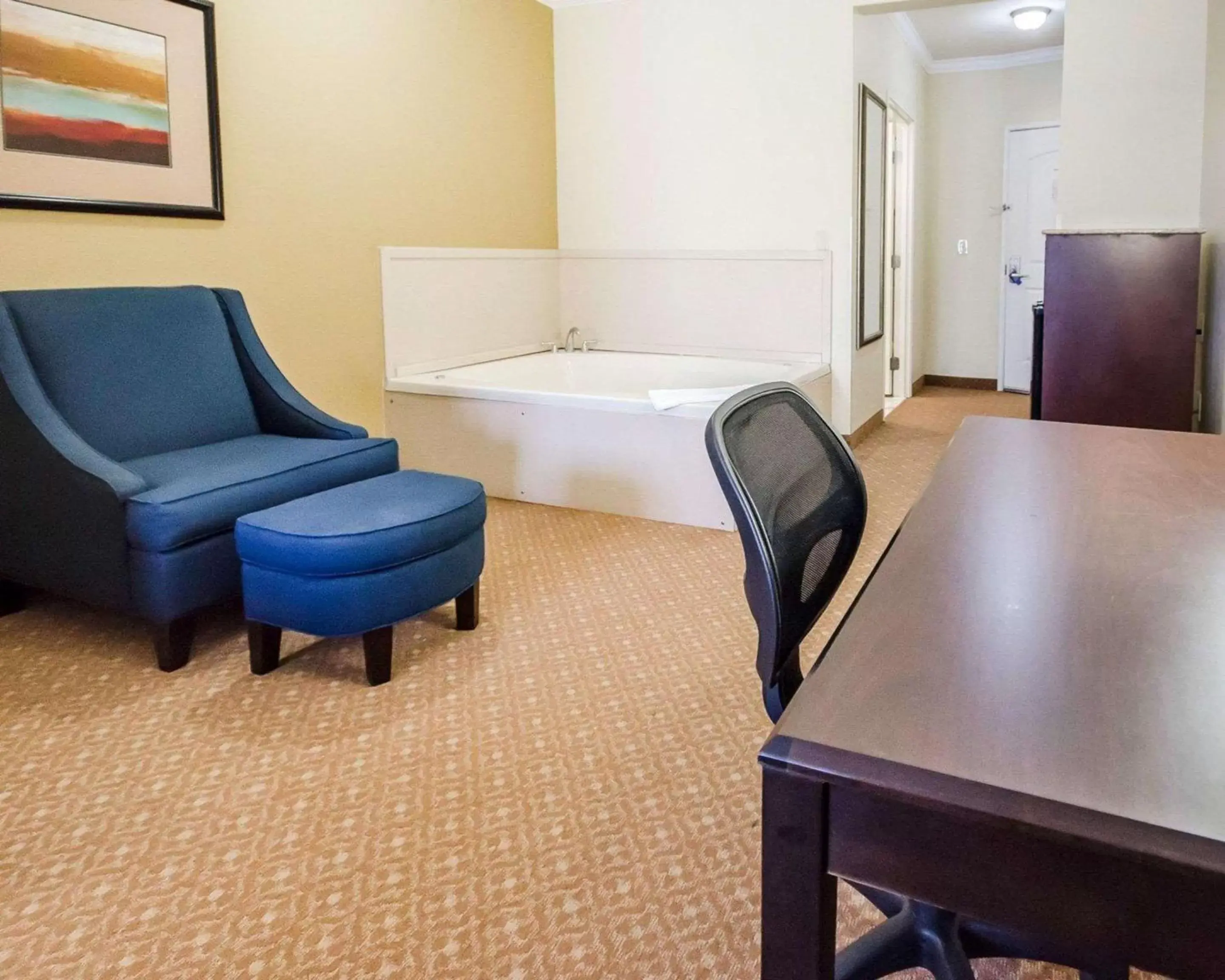 Photo of the whole room, Seating Area in Comfort Suites Elizabethtown