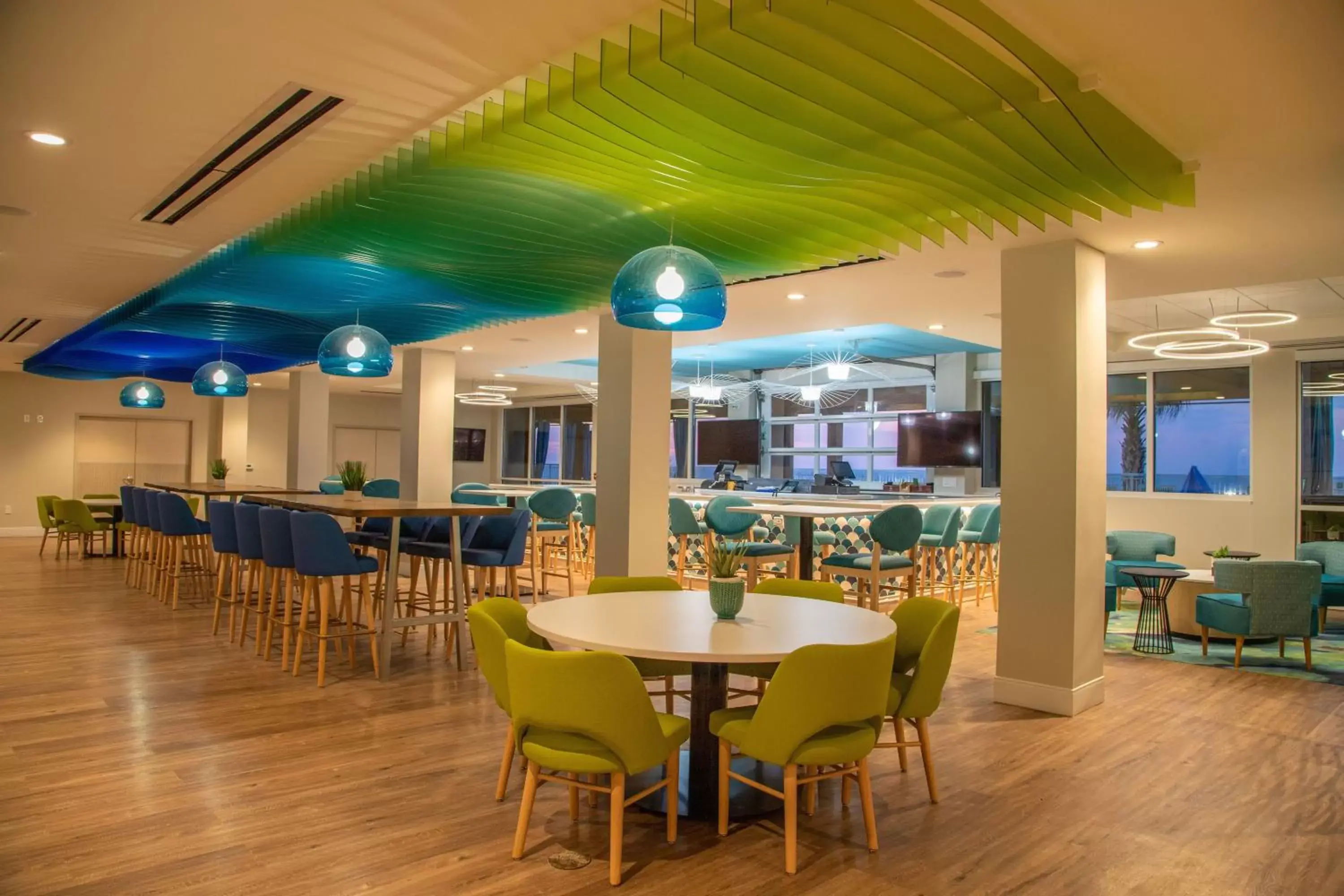 Lounge or bar, Restaurant/Places to Eat in Holiday Inn Resort Oceanfront at Surfside Beach, an IHG Hotel