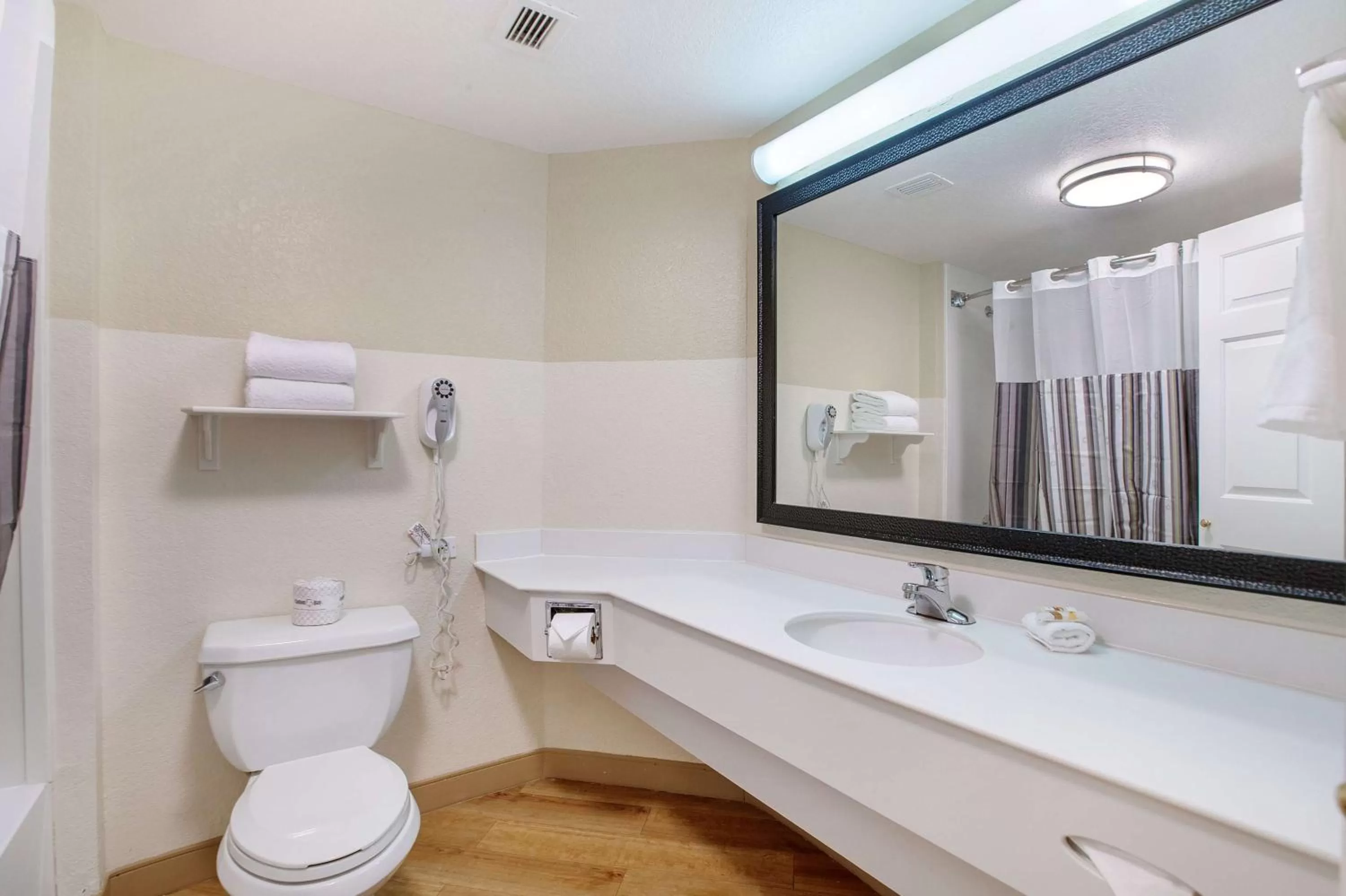 Bathroom in La Quinta by Wyndham Ft. Lauderdale Airport