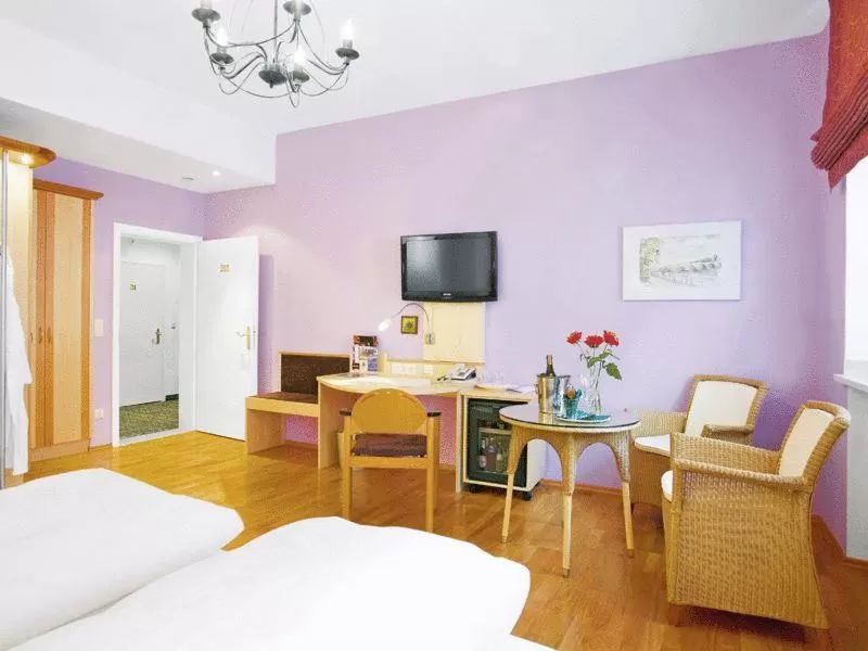 Photo of the whole room, Bed in Hotel Münchner Hof und Blauer Turm