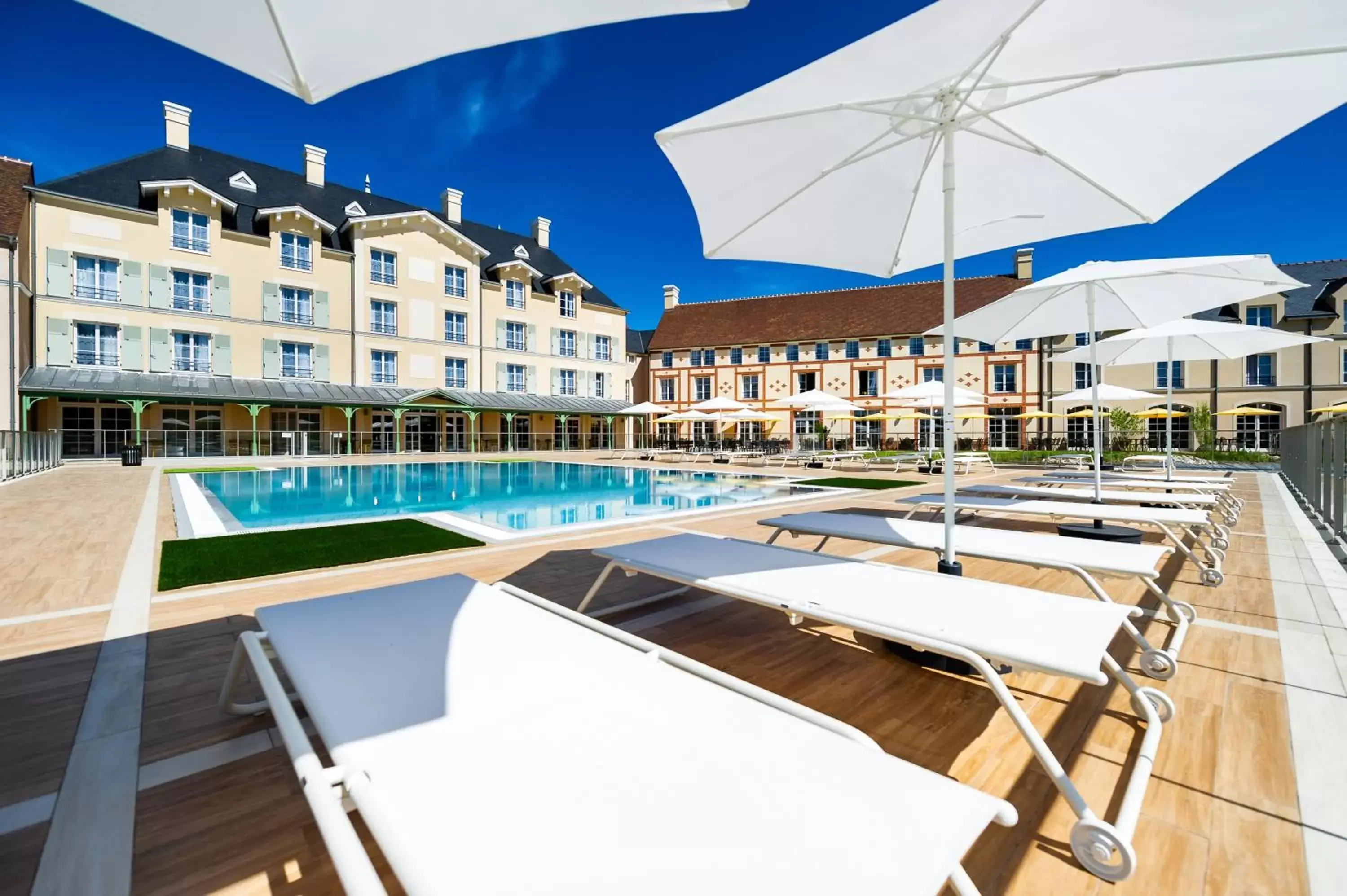 Property building, Swimming Pool in Staycity Aparthotels near Disneyland Paris