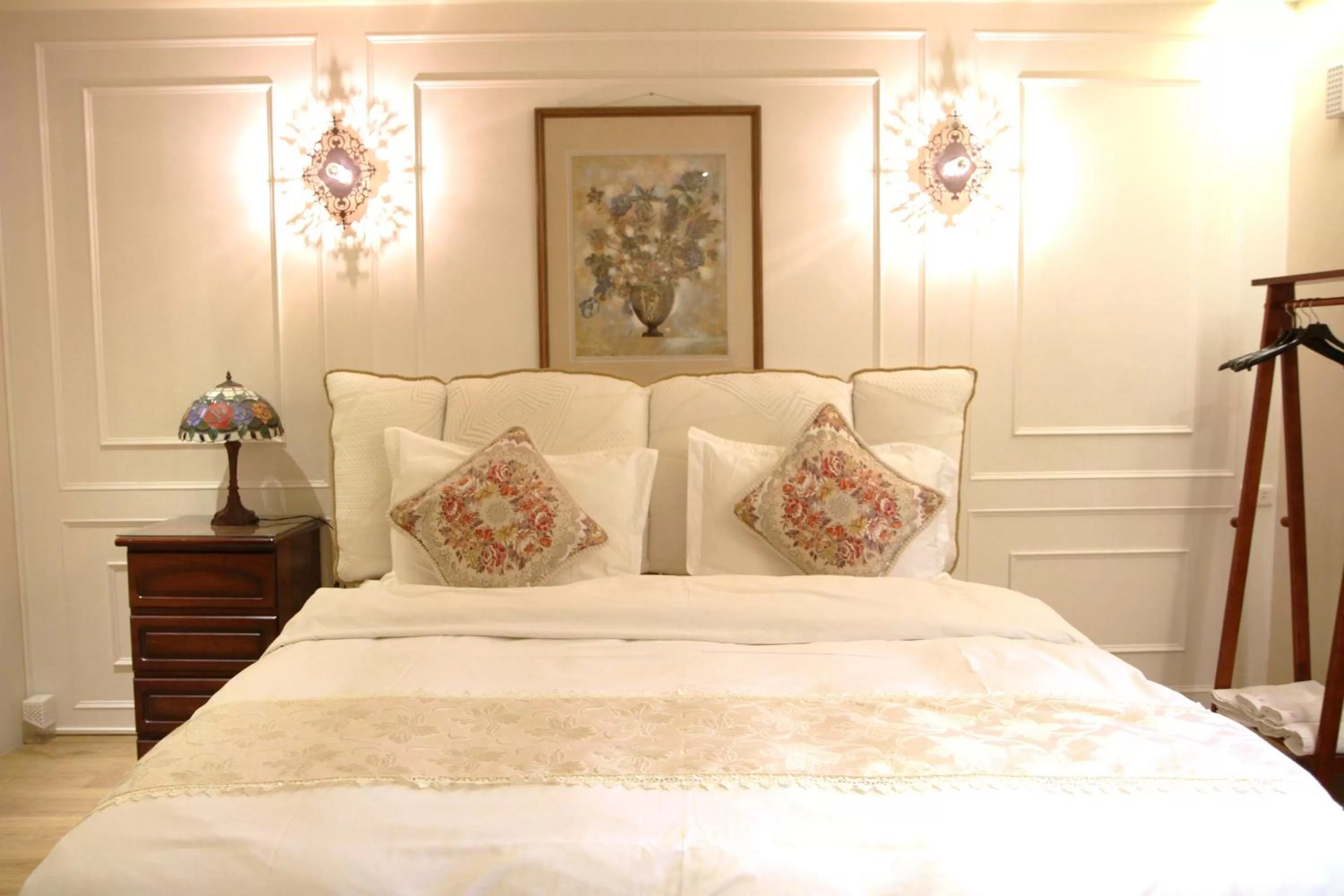 Photo of the whole room, Bed in Ritual and Breakfast