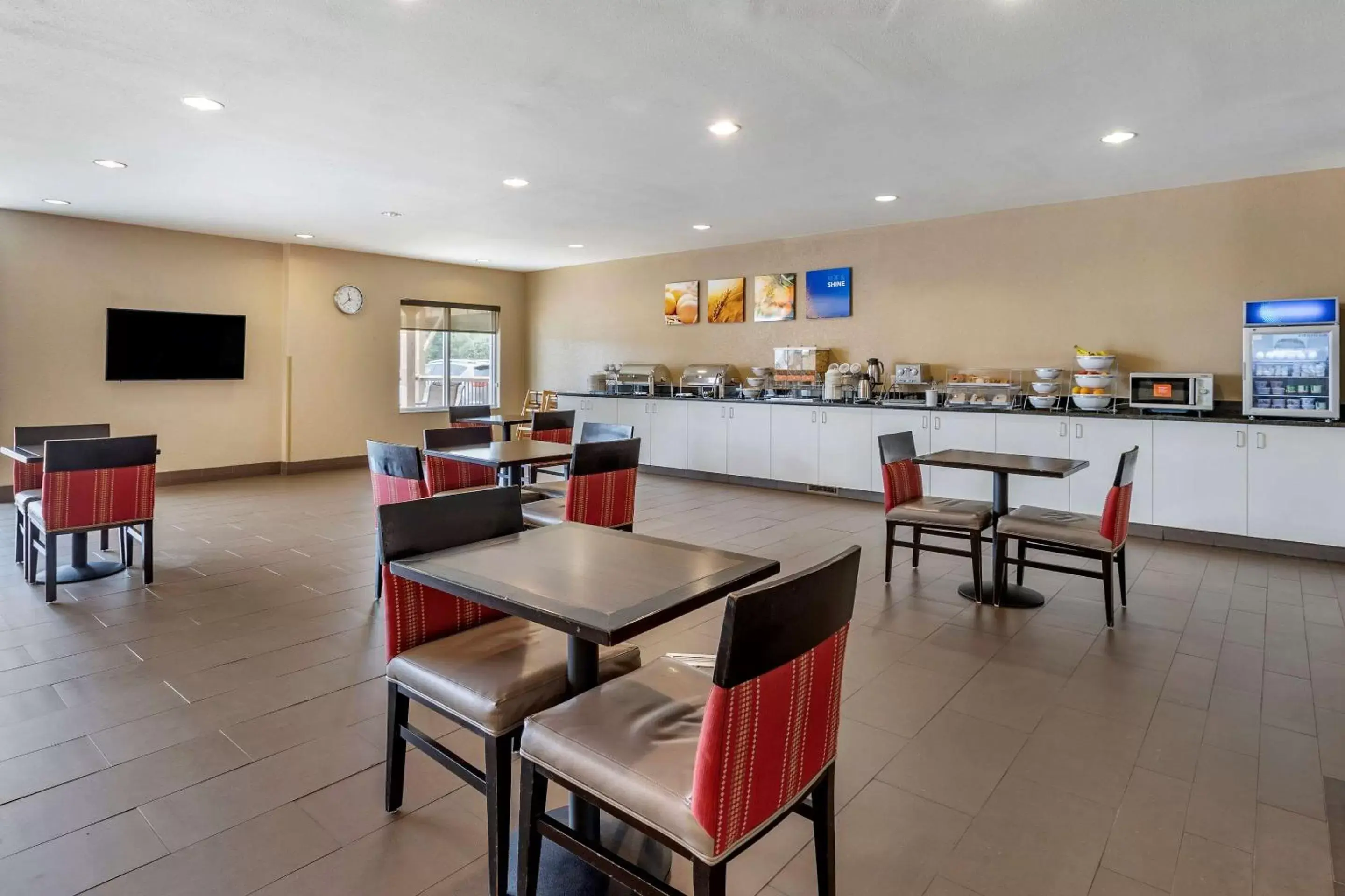 Restaurant/Places to Eat in Comfort Suites Coralville I-80