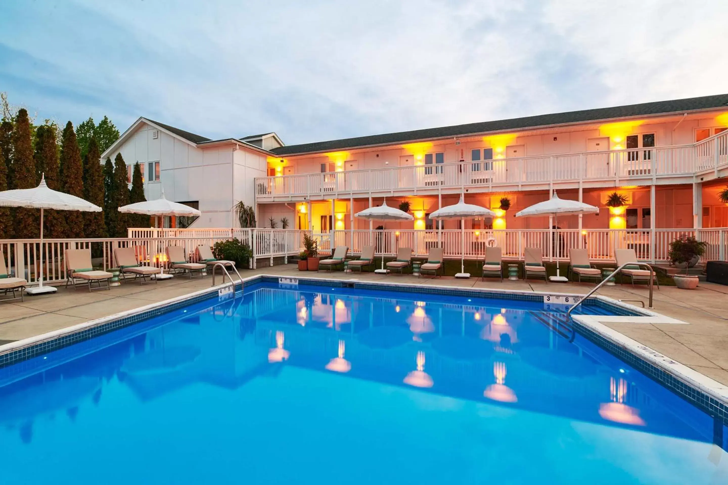 Swimming pool, Property Building in Greenporter Hotel