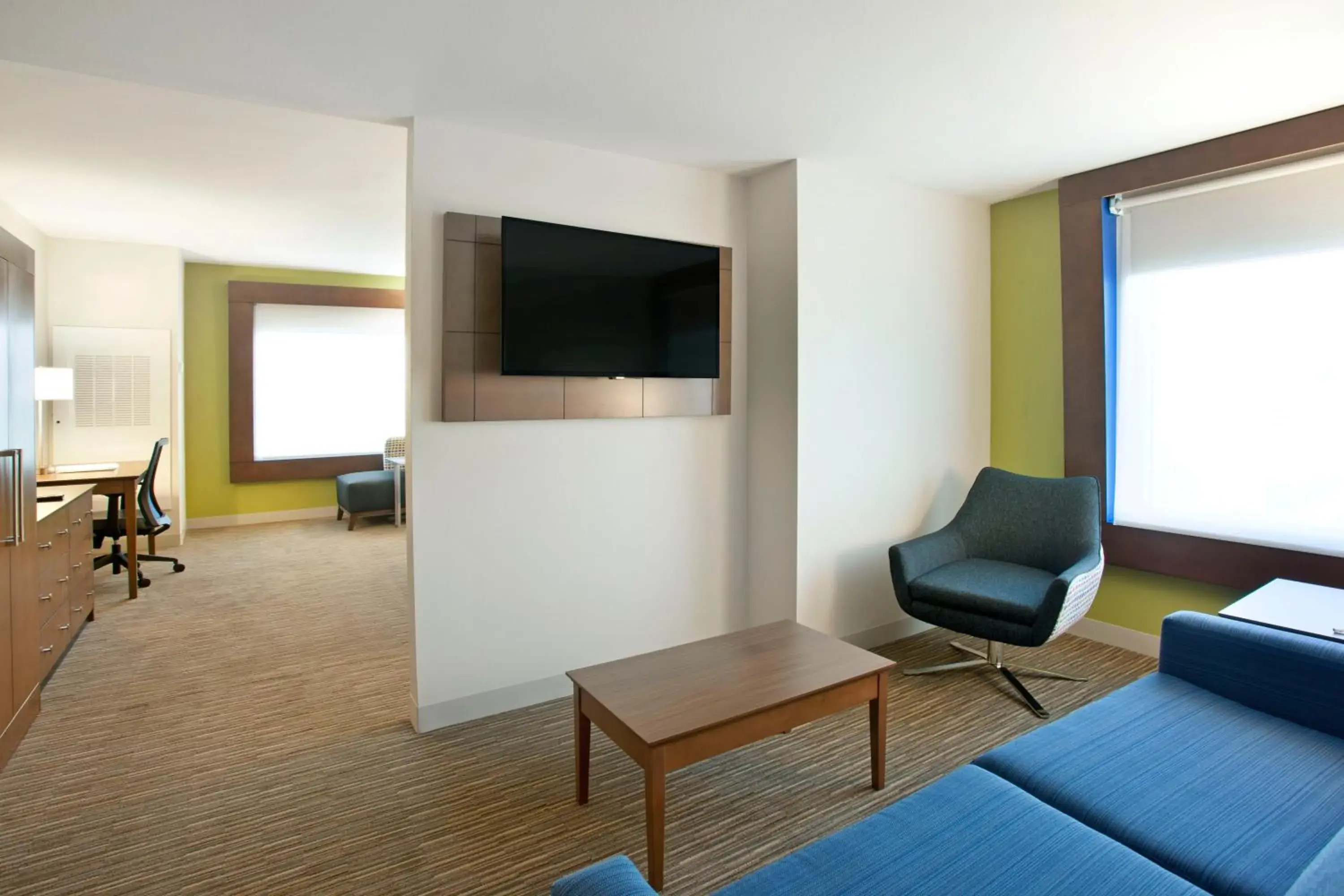 Bed, TV/Entertainment Center in Holiday Inn Express Hotel & Suites Austin Downtown - University, an IHG Hotel