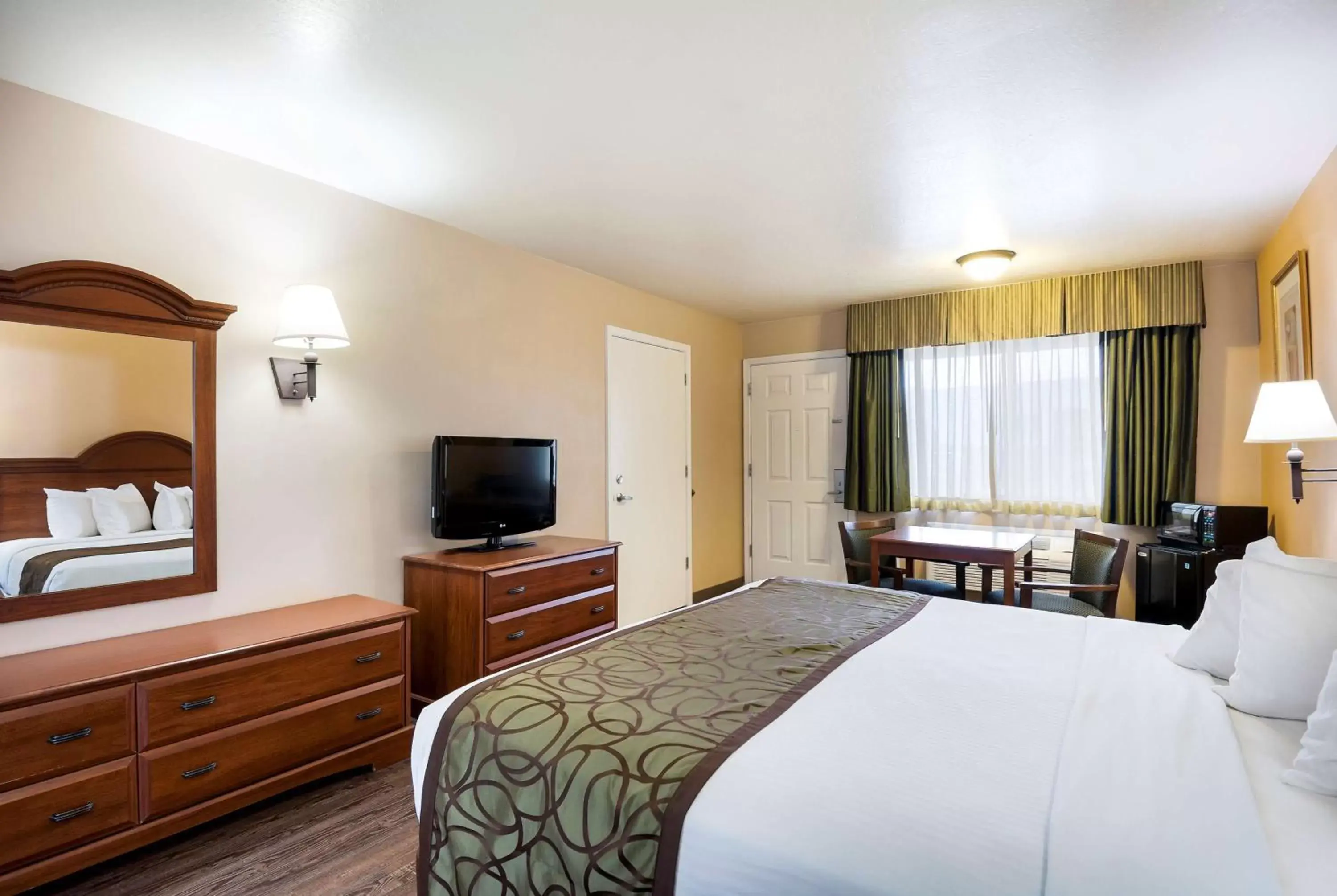 Bedroom, TV/Entertainment Center in SureStay Hotel by Best Western Fernley