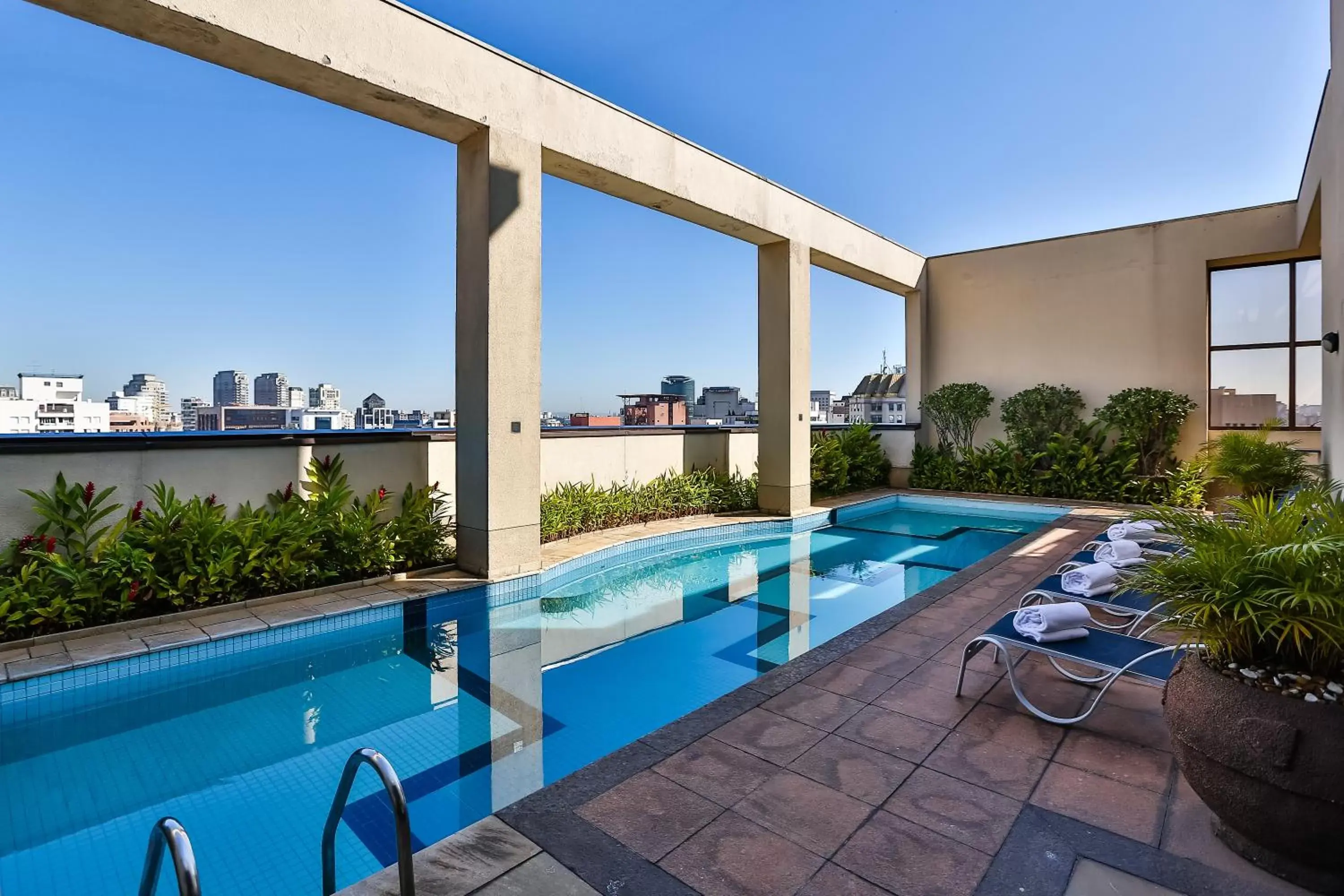 Swimming pool in Double Tree by Hilton São Paulo Itaim Swimming pool in Double Tree by Hilton São Paulo Itaim
