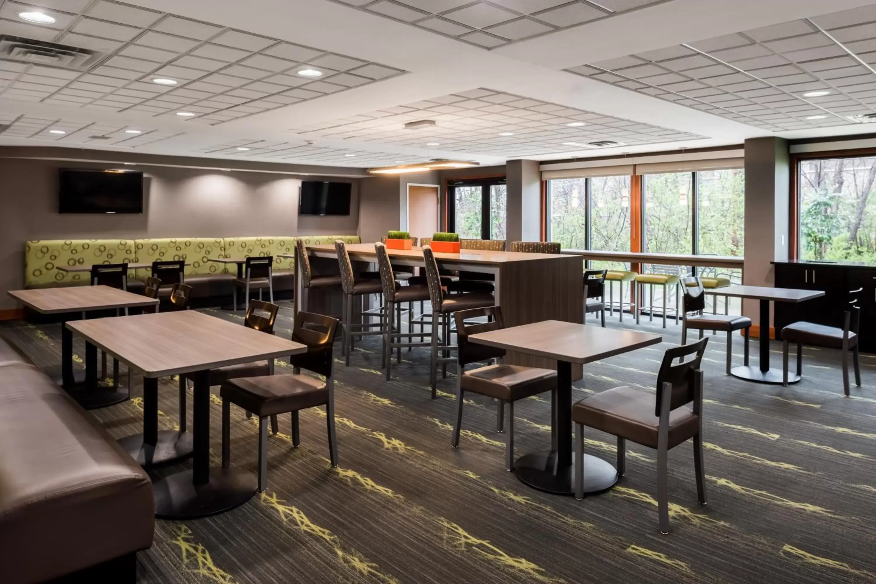 Communal lounge/ TV room, Restaurant/Places to Eat in Wingate by Wyndham Columbia