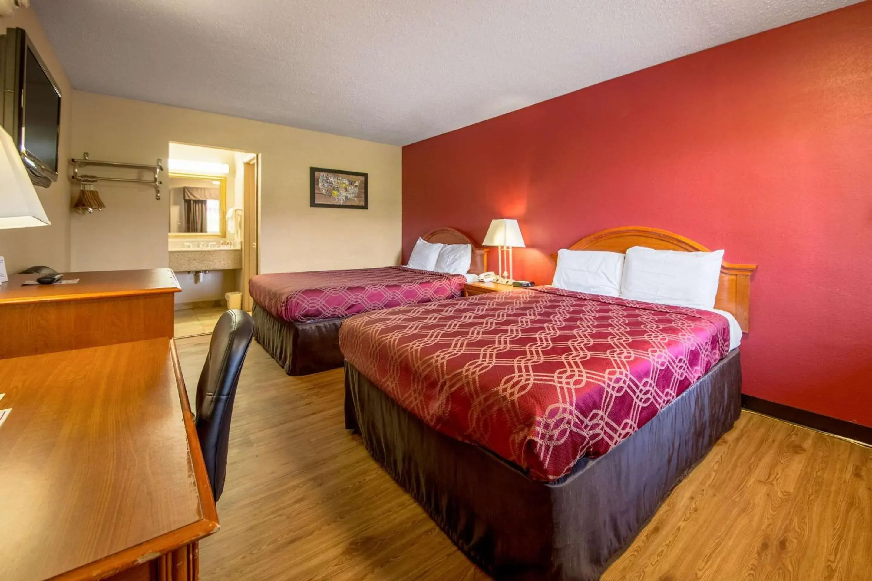 Photo of the whole room, Bed in Econo Lodge Mount Laurel