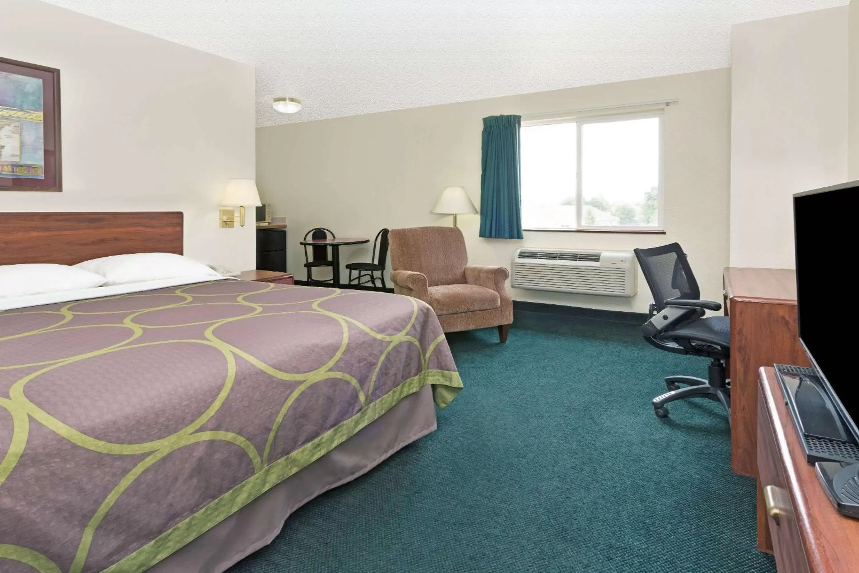Photo of the whole room, Bed in Super 8 by Wyndham Windsor