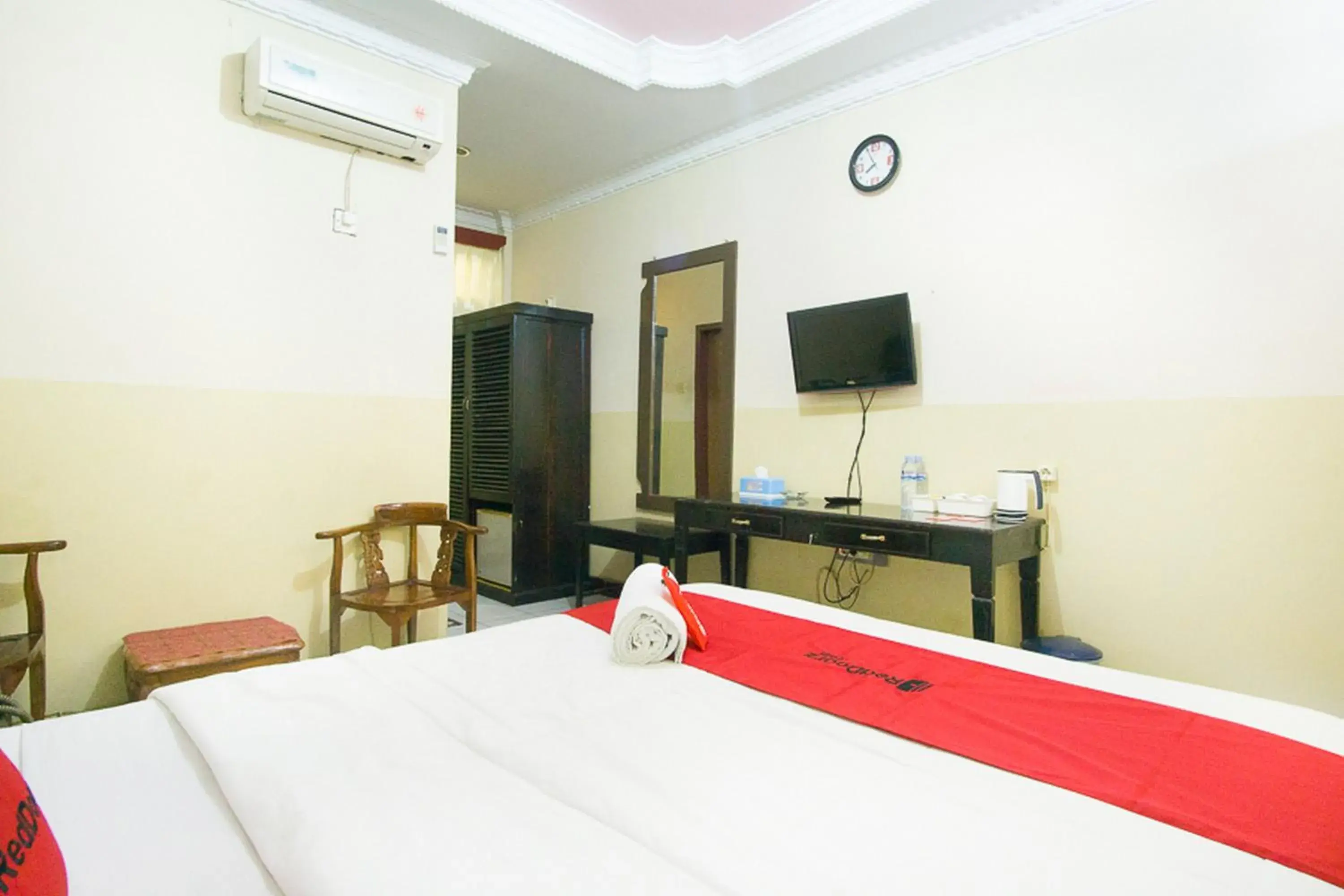 Bed in RedDoorz plus near Pelabuhan Bitung