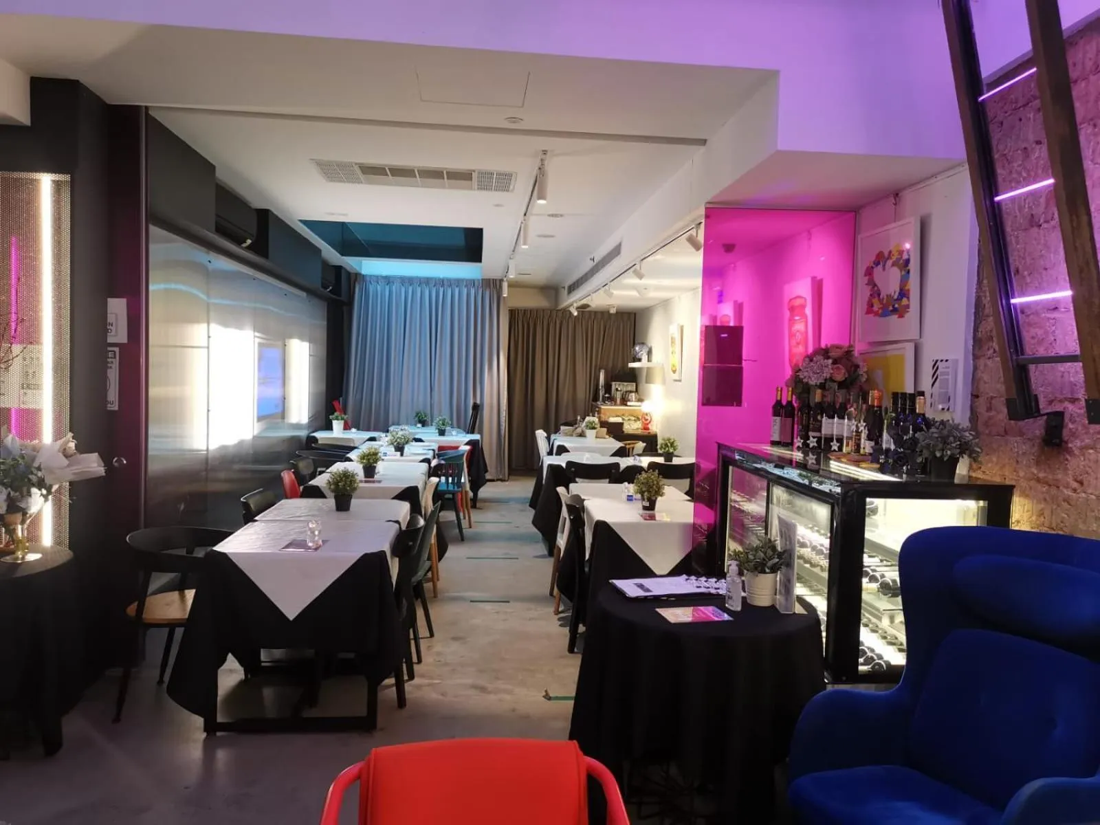 Restaurant/Places to Eat in Hi Hotel