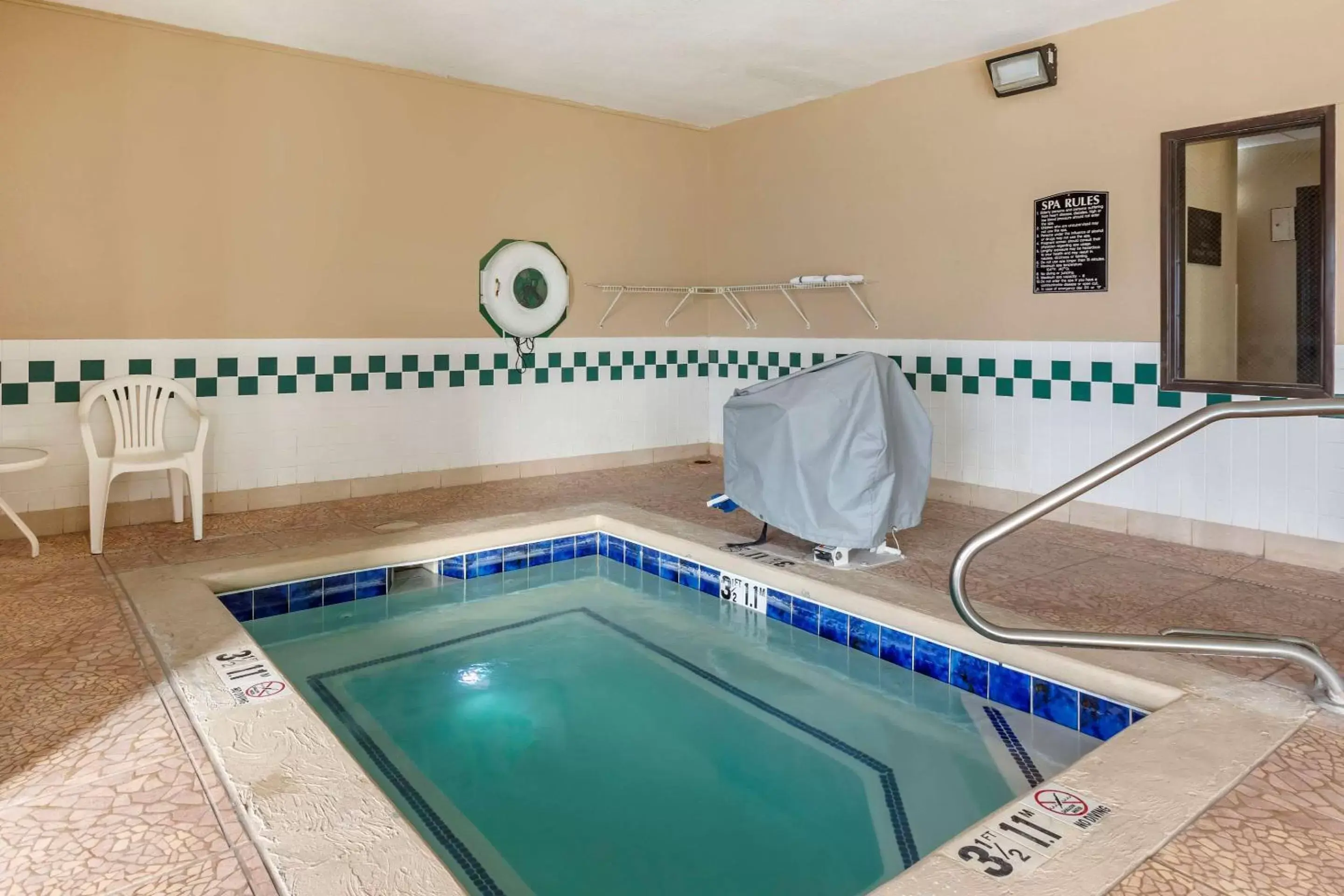 On site, Swimming Pool in Comfort Inn & Suites Alameda at Albuquerque Balloon Fiesta Park