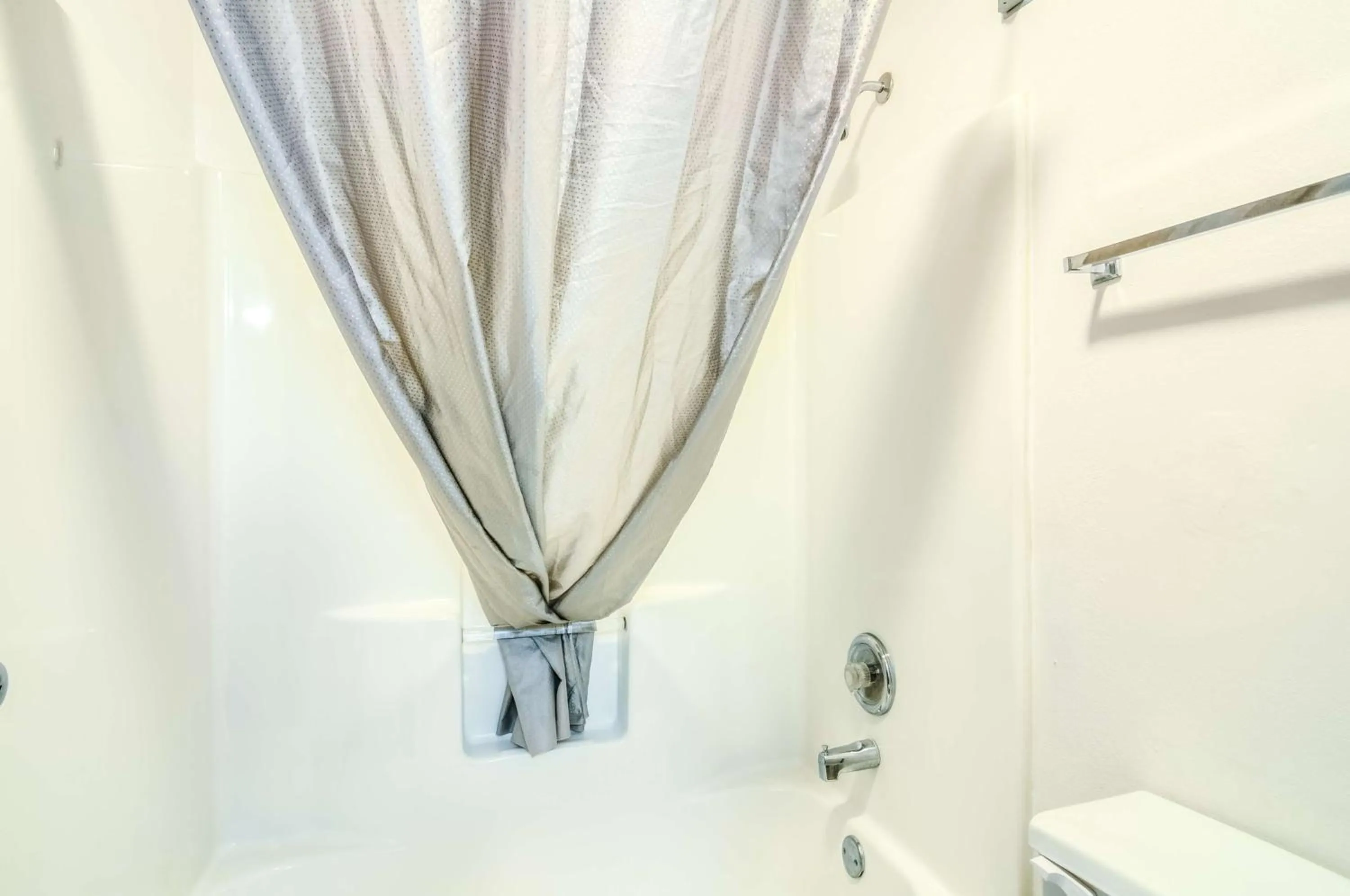 Toilet in Motel 6-Lansing, IL - Chicago South