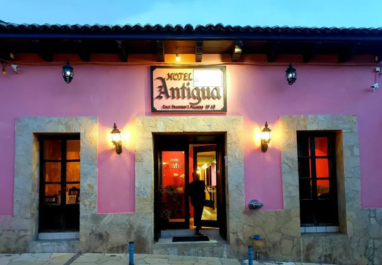 Facade/entrance in Hotel Antigua