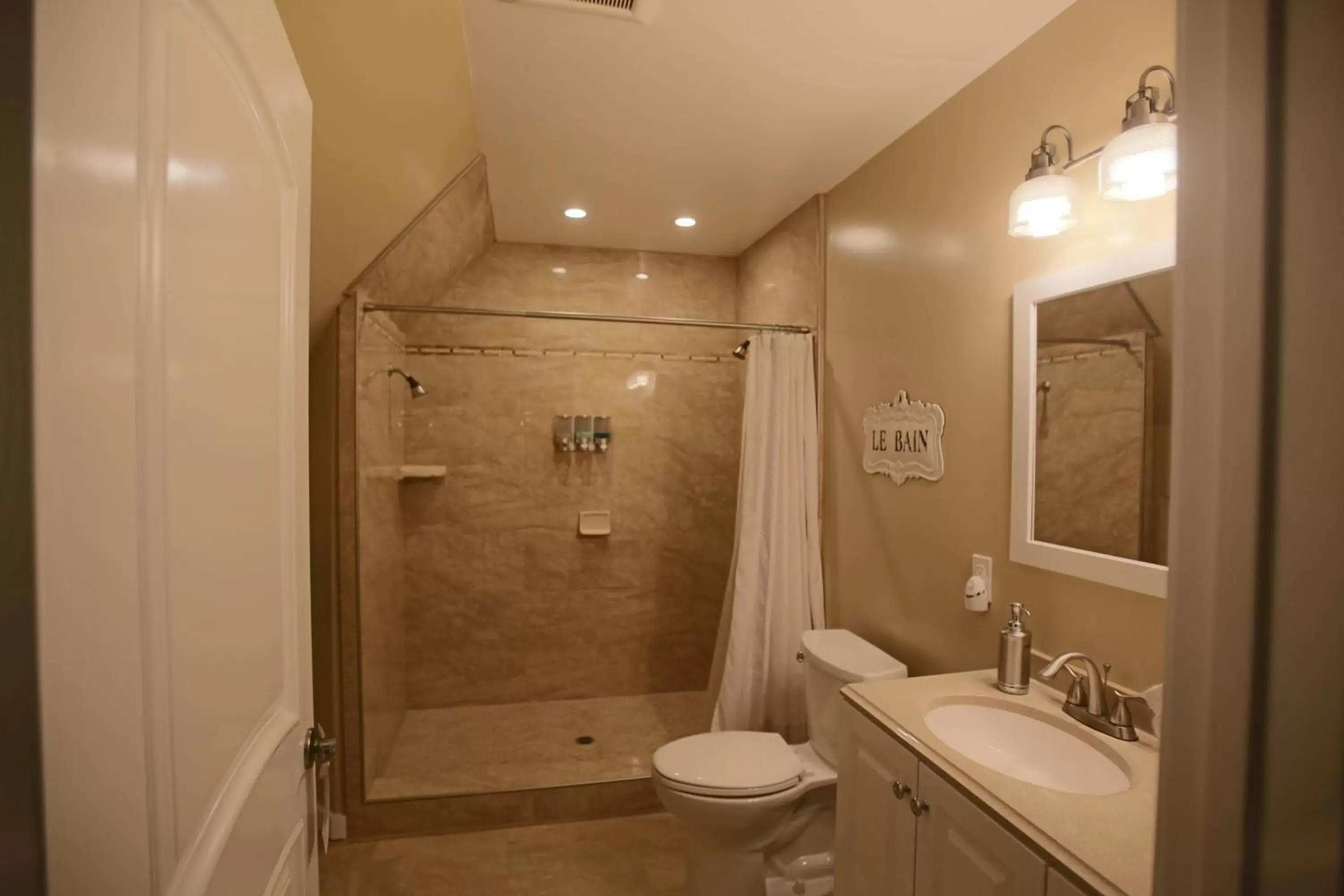 Shower, Bathroom in New Haven Inn