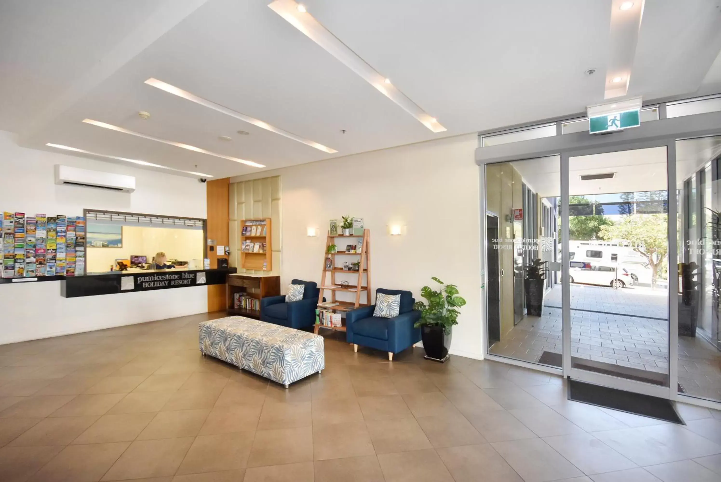 Seating area, Lobby/Reception in Pumicestone Blue Resort