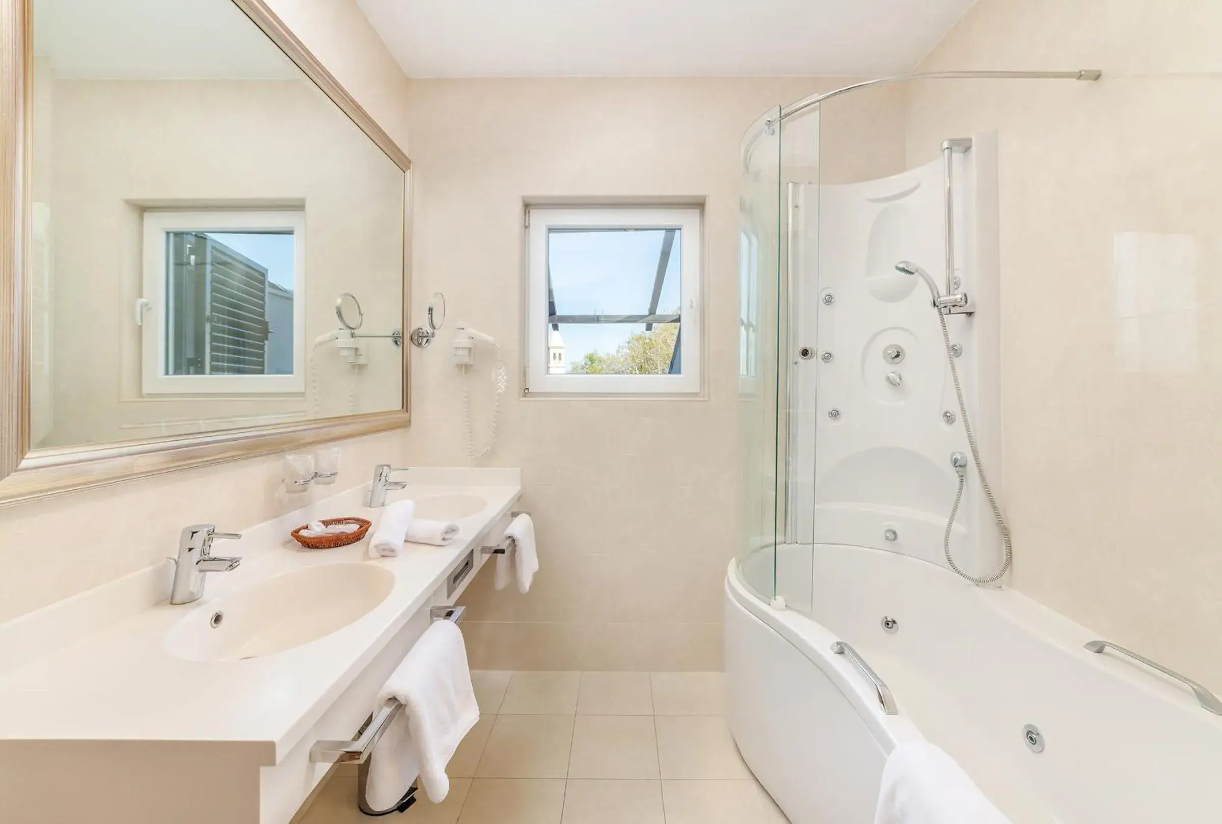 Shower, Bathroom in Hotel President Solin