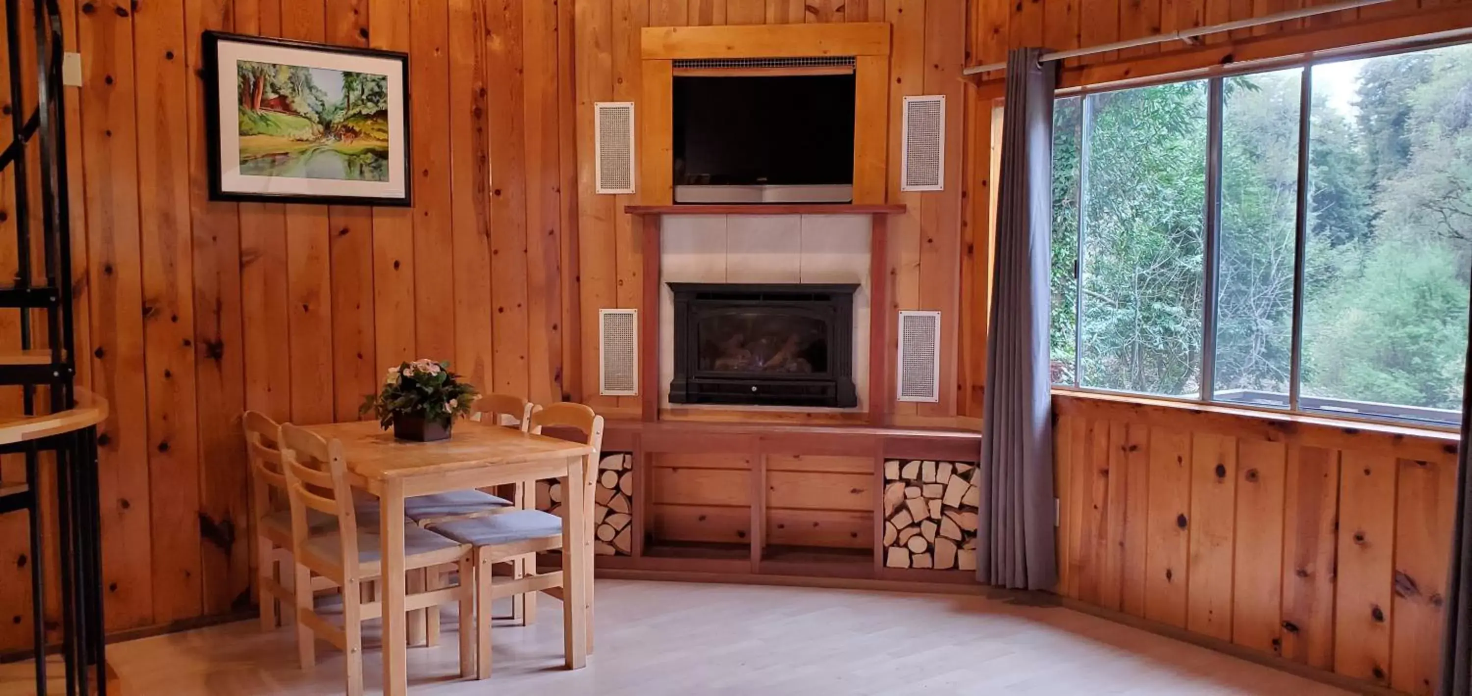 Living room, TV/Entertainment Center in Fern River Resort